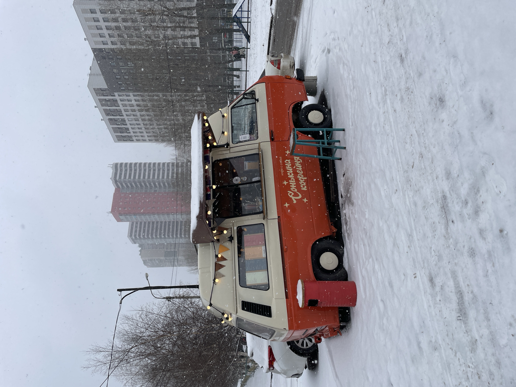 Spring snowfall documented across Krasnoyarsk streets and parking areas