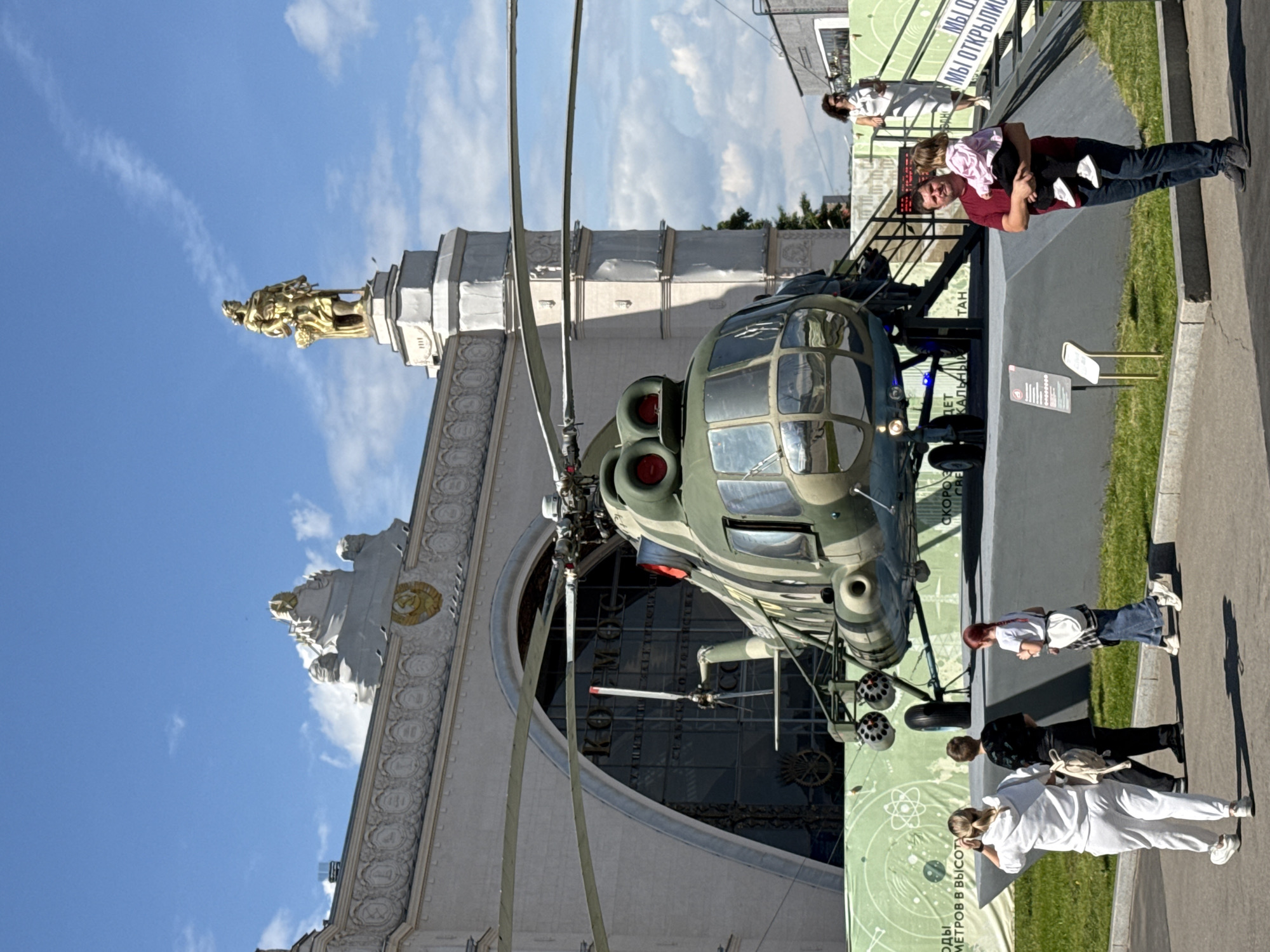Families enjoy ordinary day at Moscow's VDNKh exhibition grounds