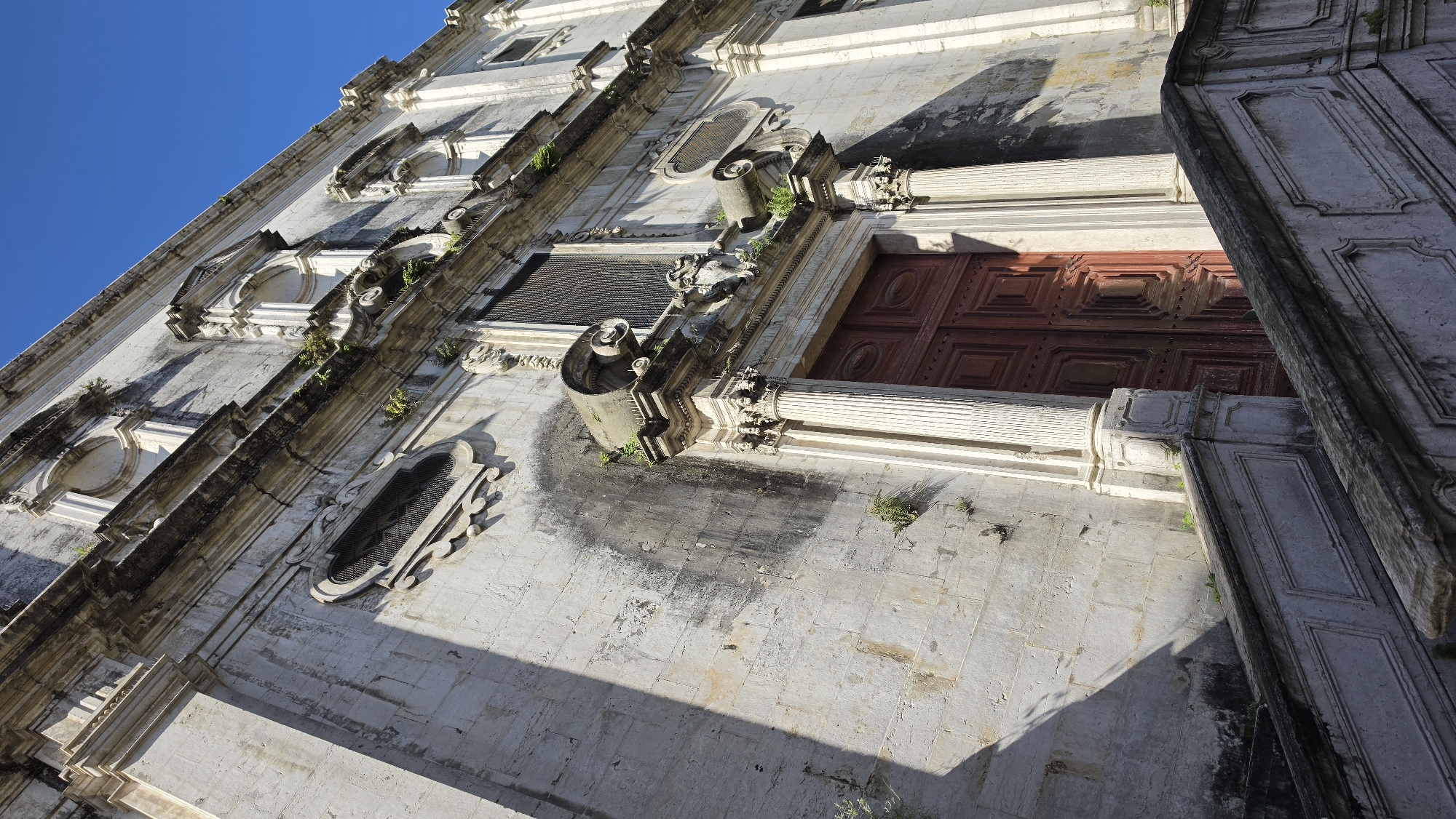 Lisbon architecture documented: National Pantheon and yellow building