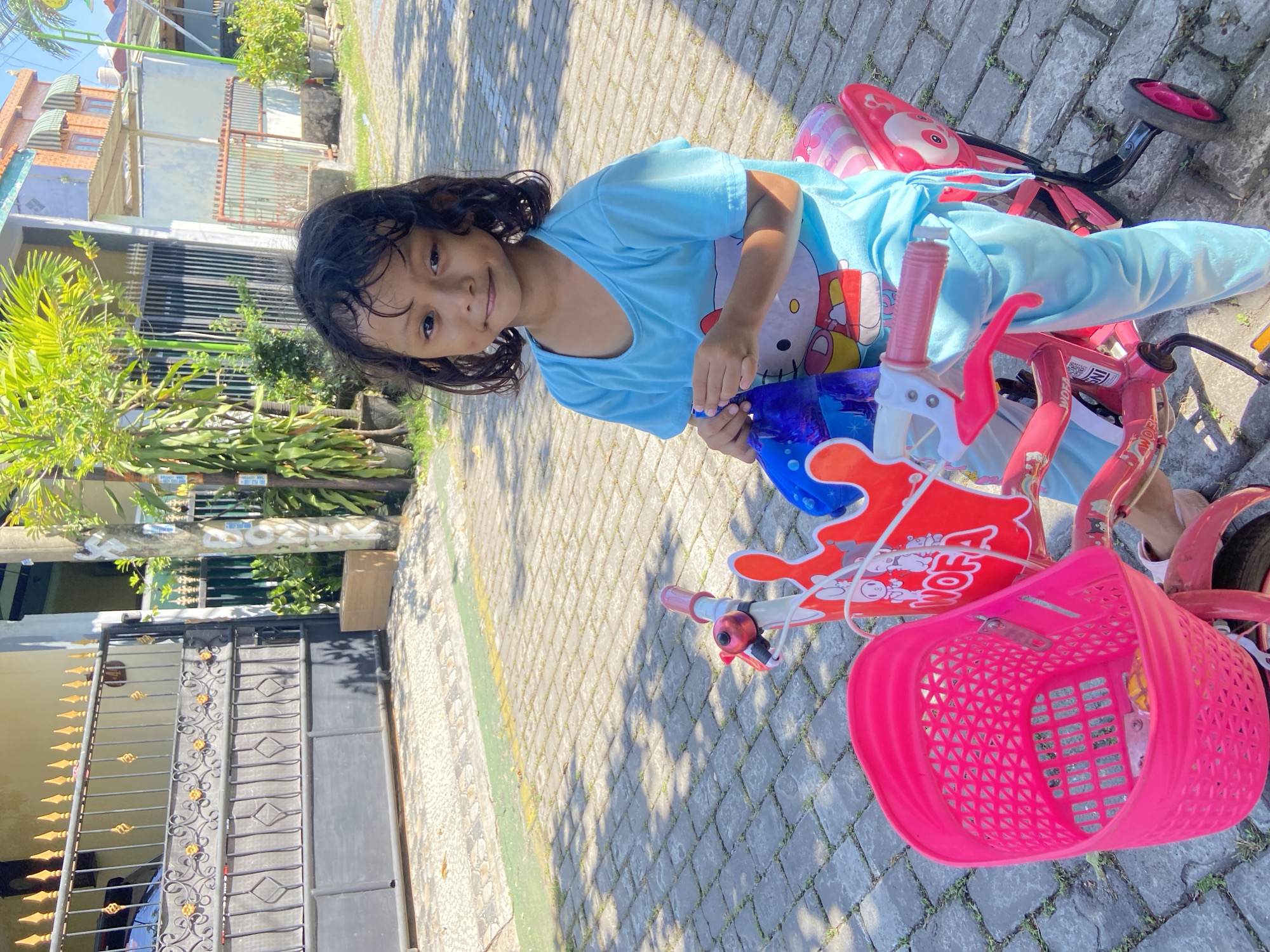 Neighborhood activities in Gelam: cycling, sorting materials, cleaning