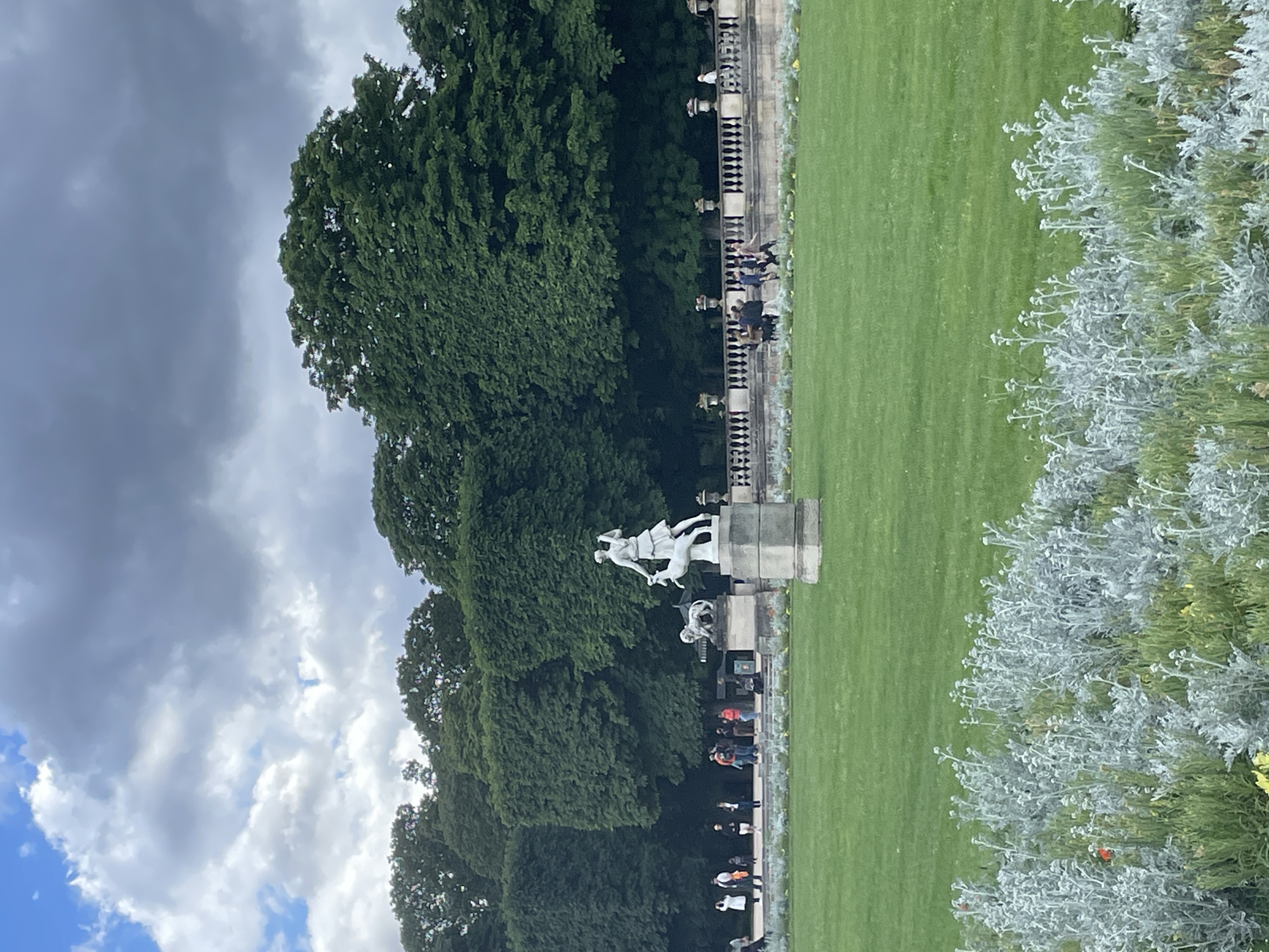 Peaceful afternoon scenes documented at Paris park