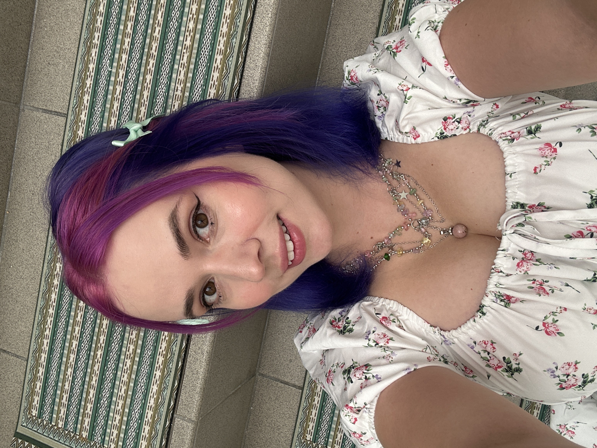 Purple-haired woman holds outdoor photo session in Zagreb