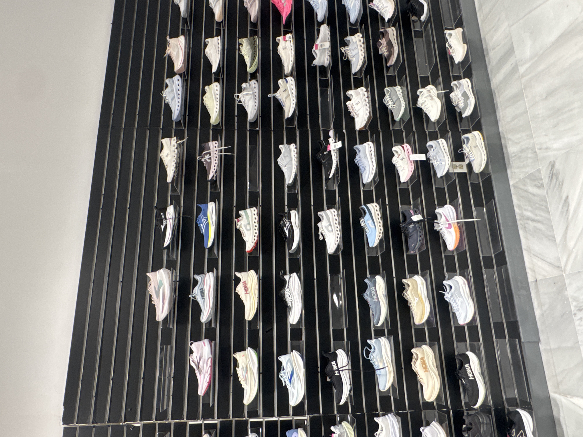 Running shoe display spotted at Puebla retail store