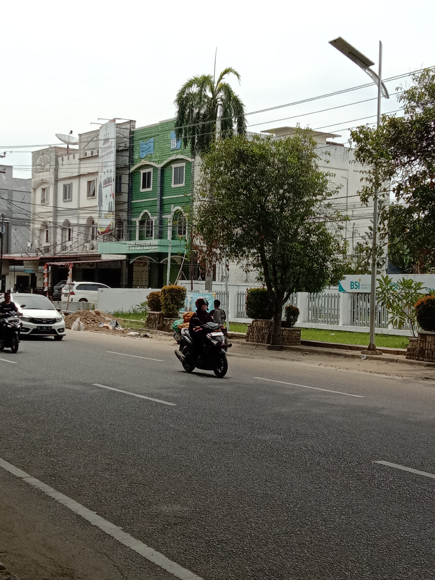 Morning street scenes documented across Lhokseumawe, Indonesia