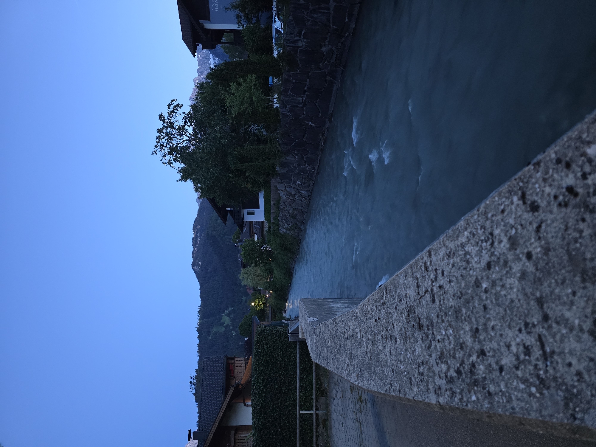 Evening stroll documented through Garmisch-Partenkirchen under full moon