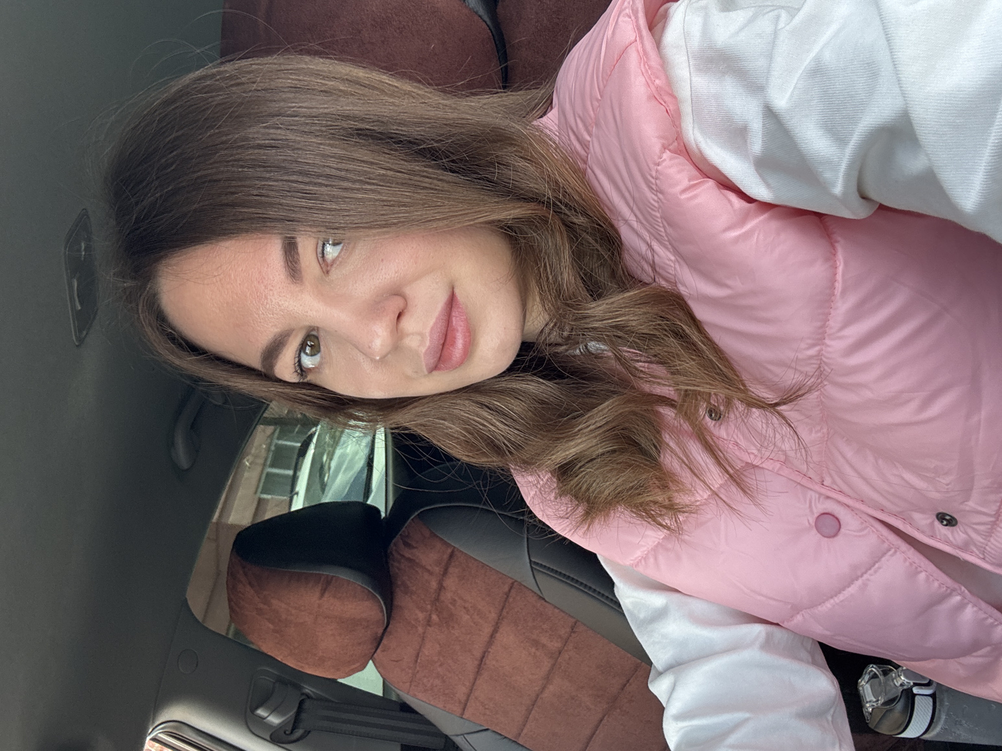 Woman in pink vest observed in vehicle near Stary Oskol