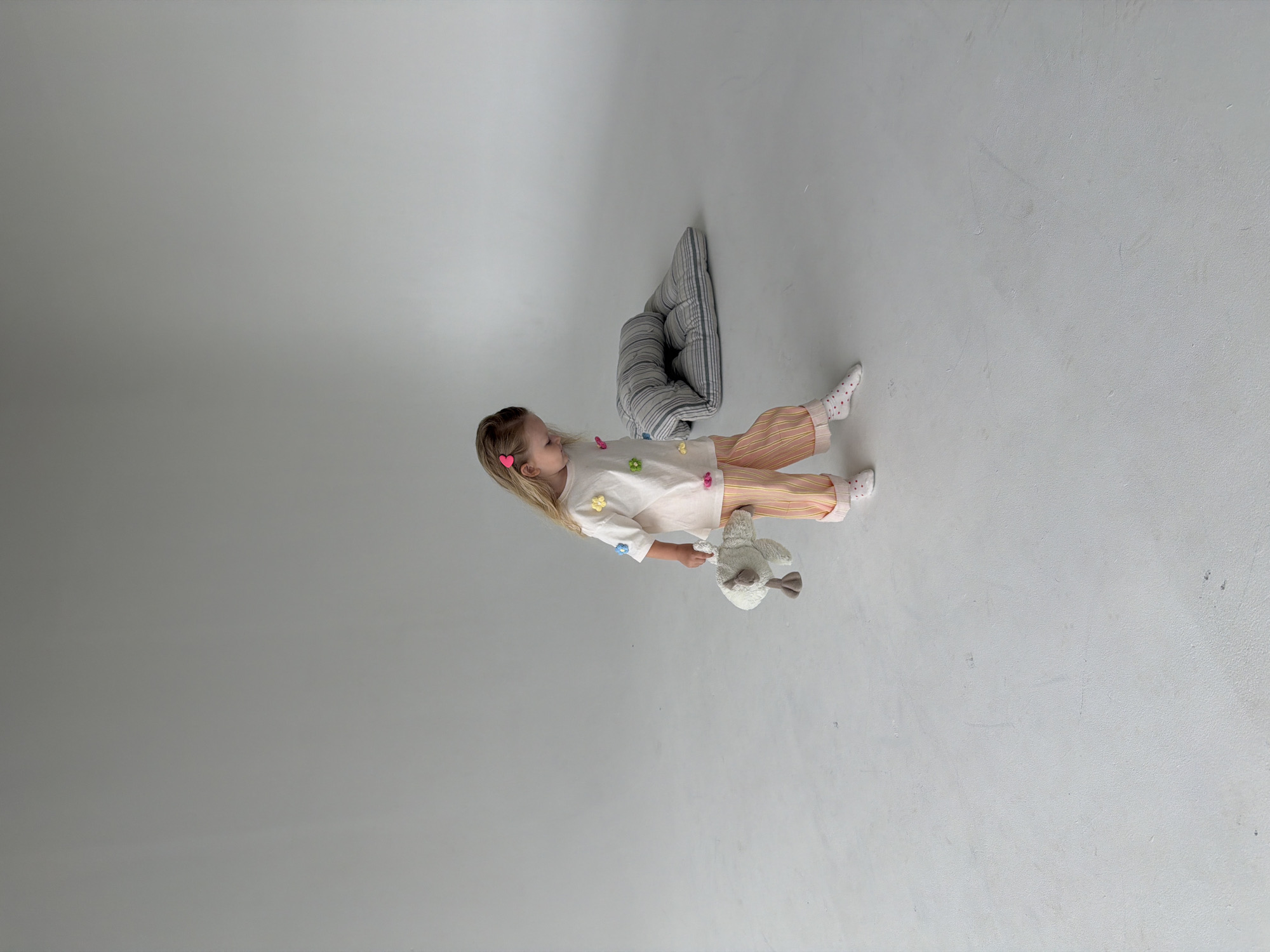 Child photo session captured in Saratov studio space