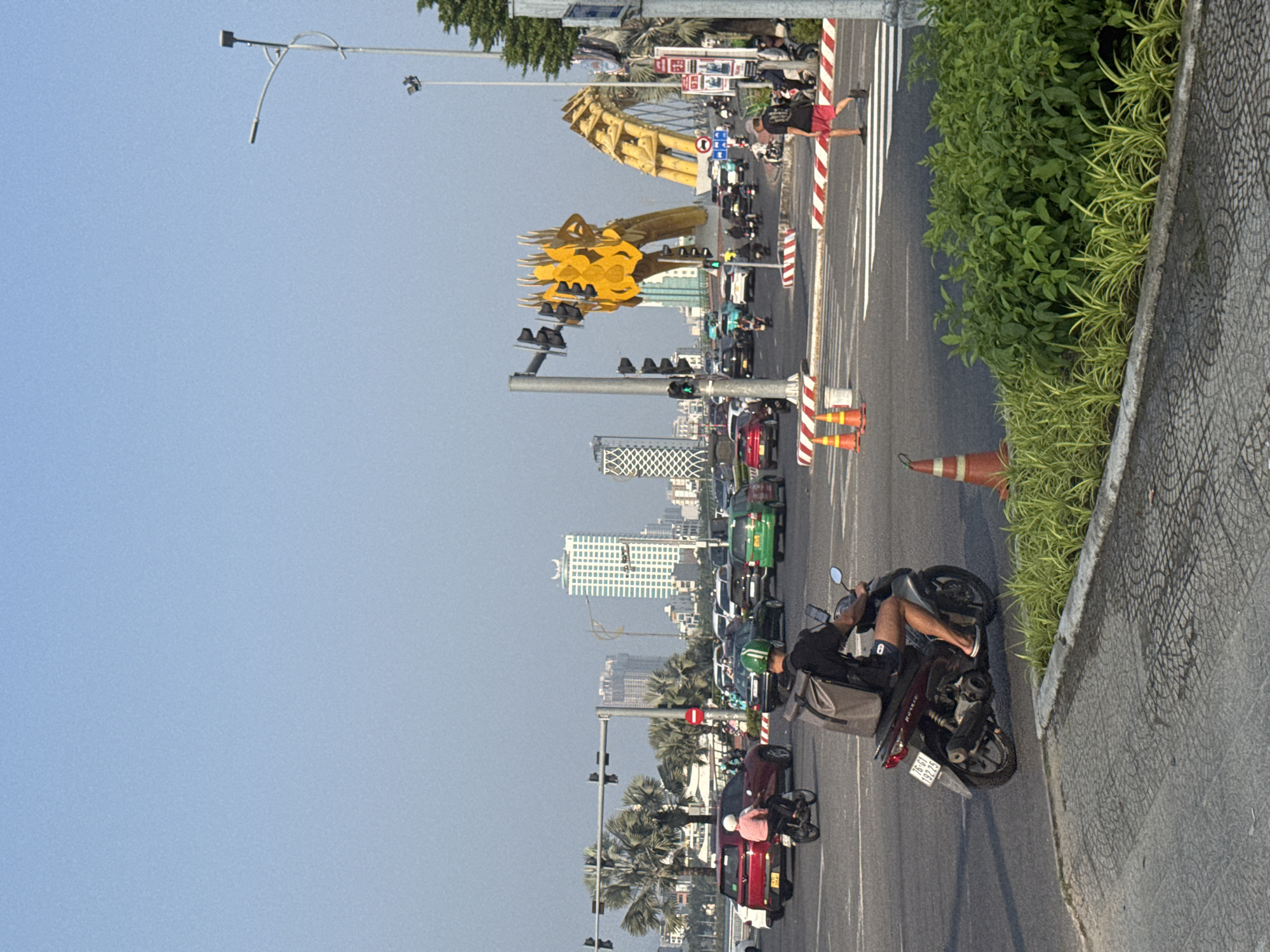Morning street life documented across Đà Nẵng, Vietnam