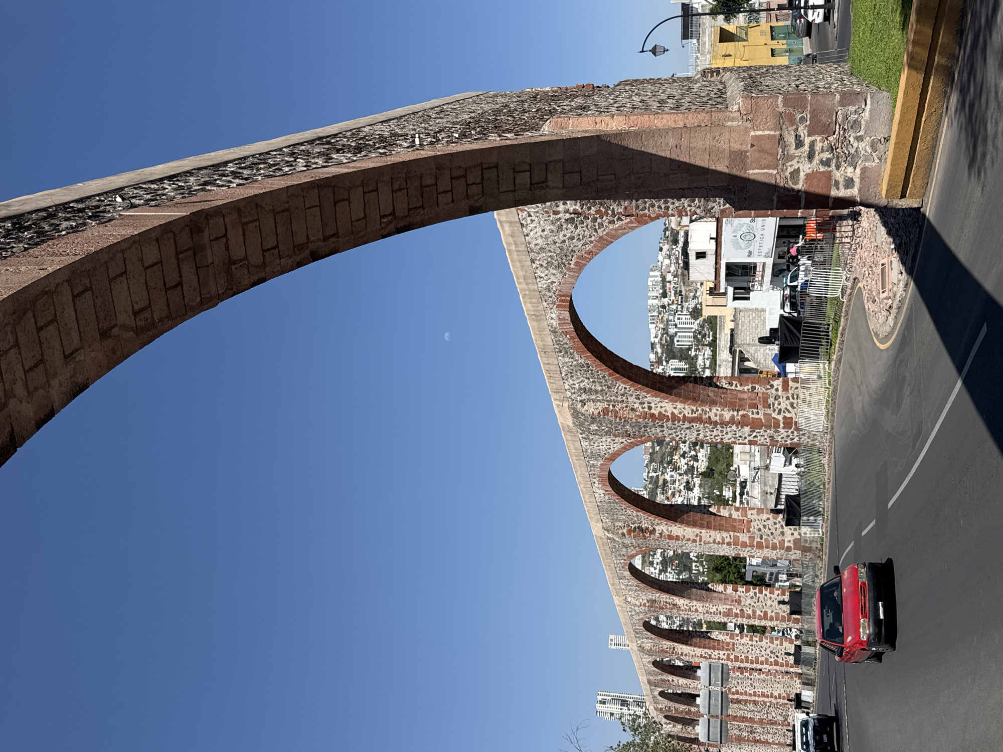 Tourist documents historic Querétaro landmarks including famous aqueduct
