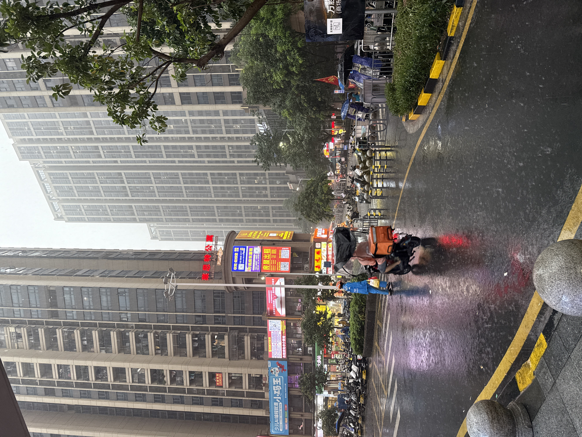 Rainy morning scenes across Haizhu District gyms and streets