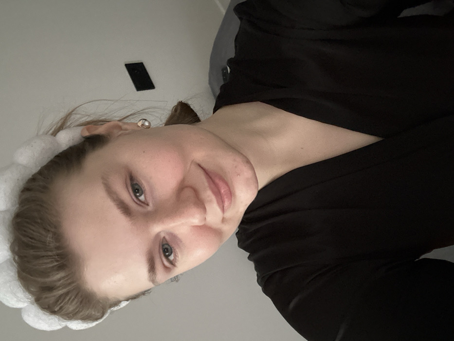 Woman documents morning routine in winter Kazan through selfies