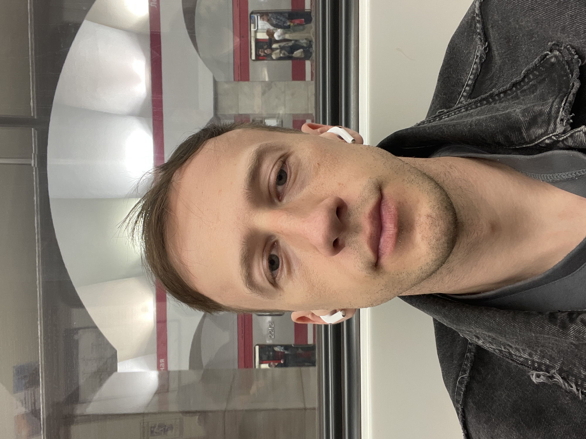 Man in earbuds, denim jacket spotted in Saint Petersburg