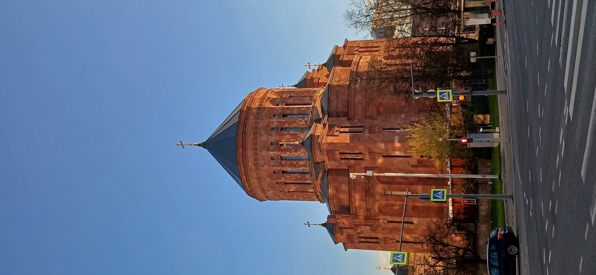 Everyday Moscow moments captured near Armenian cathedral, transit
