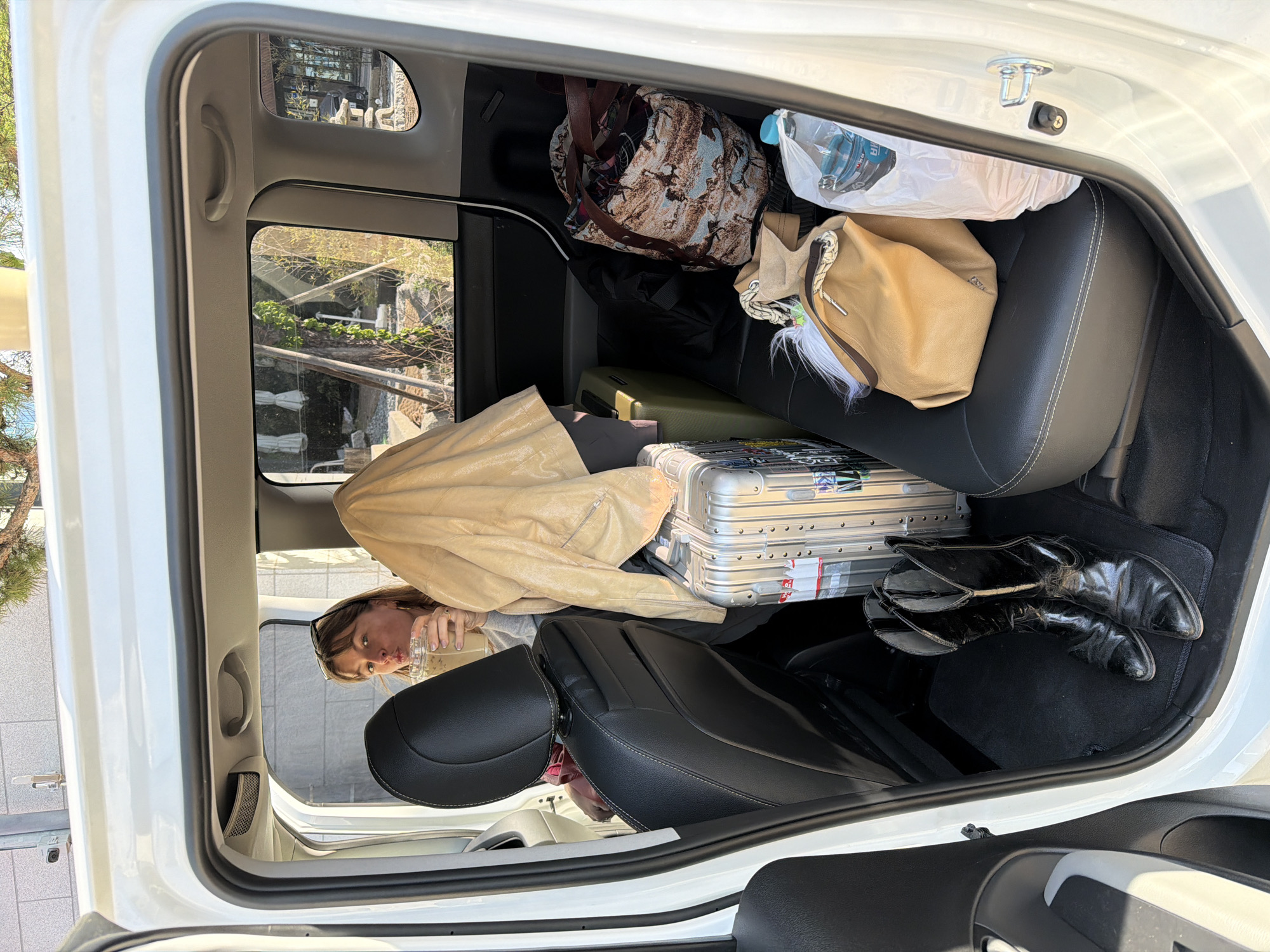 Traveler packs car, buys drinks in Hyeonnam