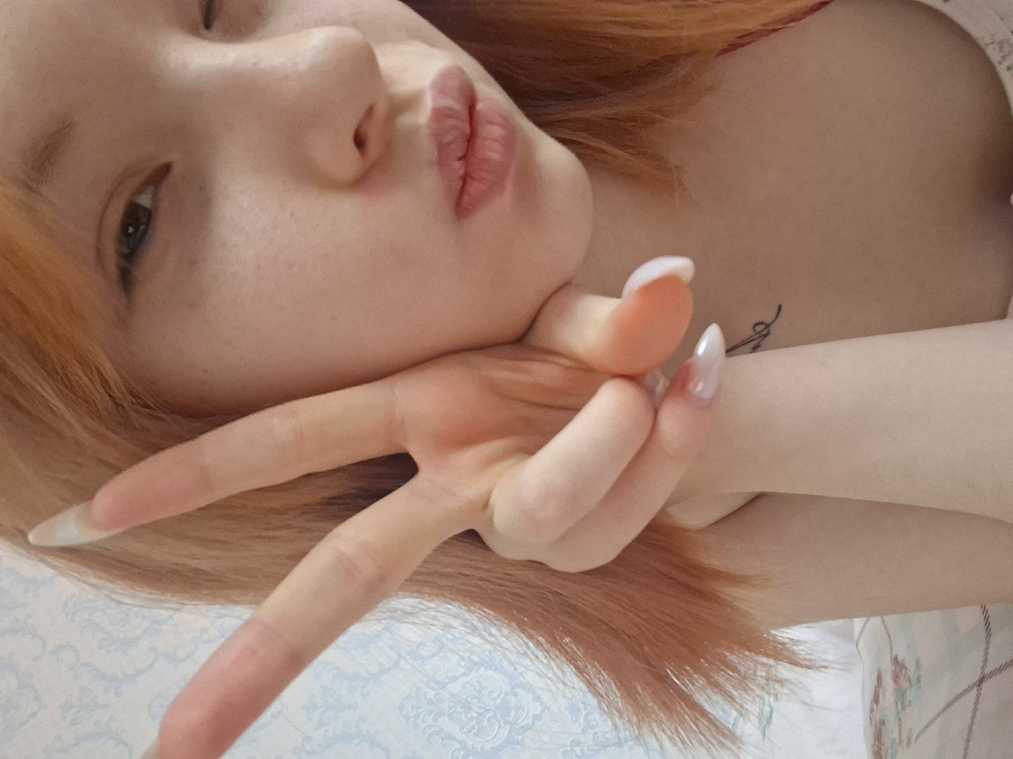 Woman takes selfies in Chaikovsky home during afternoon session