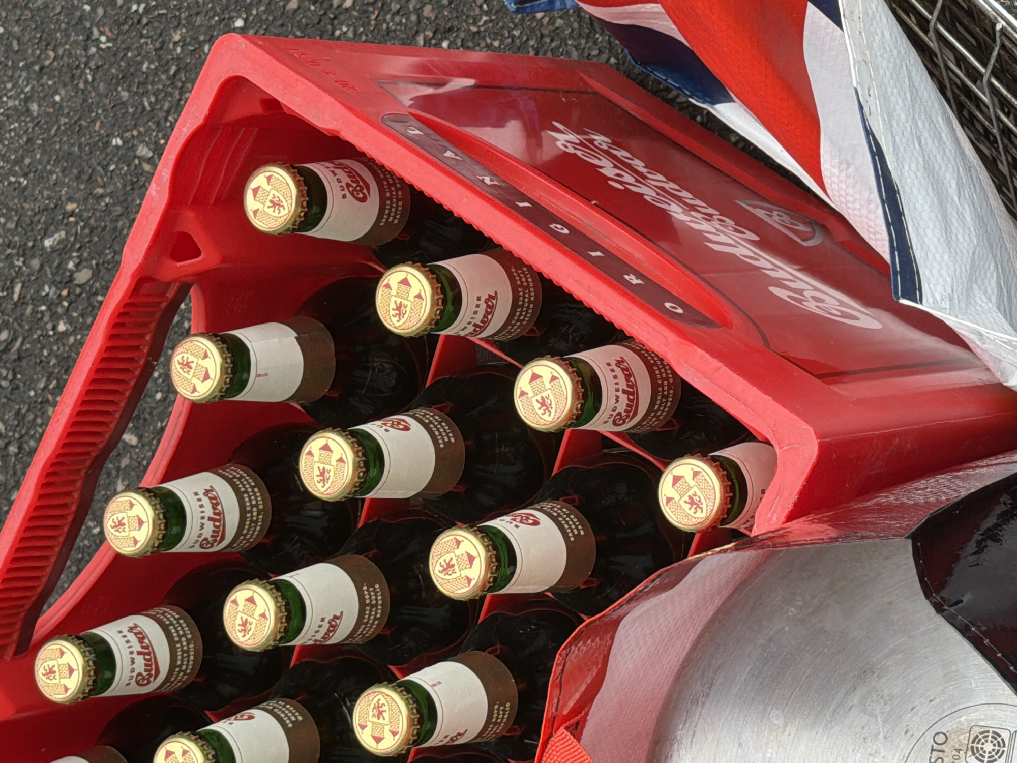 Beer crate and woman separately spotted on Strasbourg street