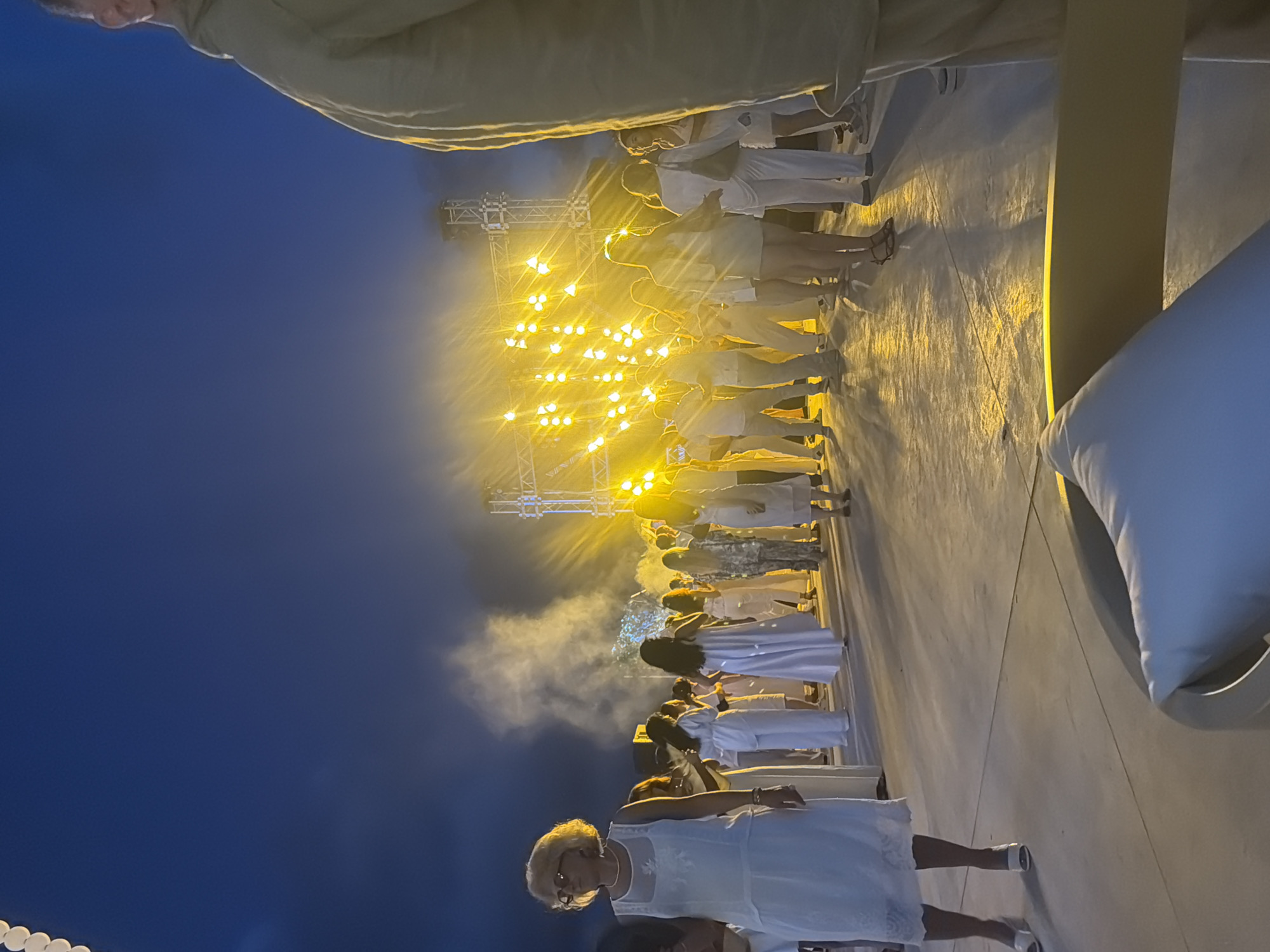 Nighttime outdoor event draws white-clad crowd to Shekvetili stage