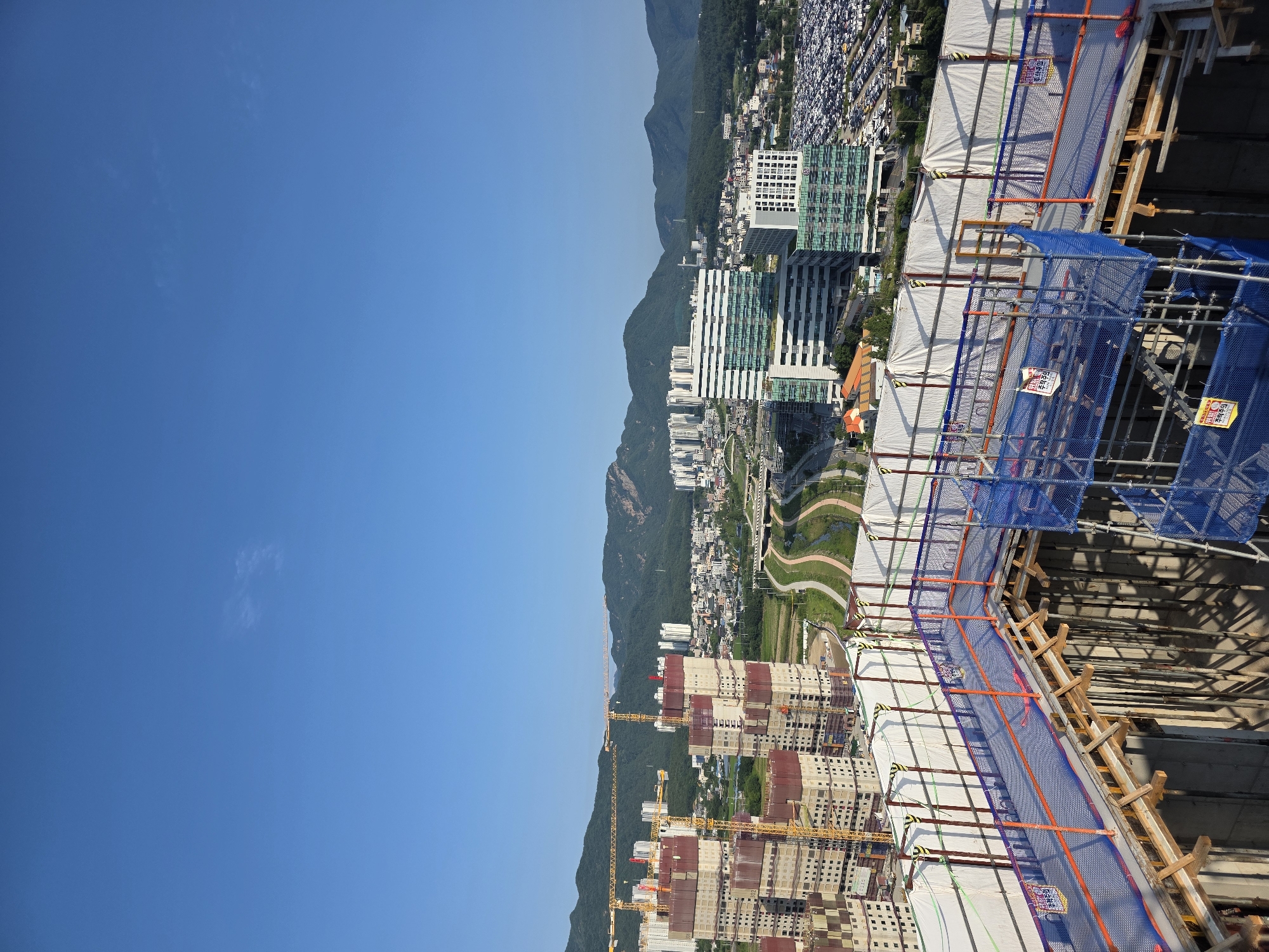High-rise construction underway across a Daejeon building site