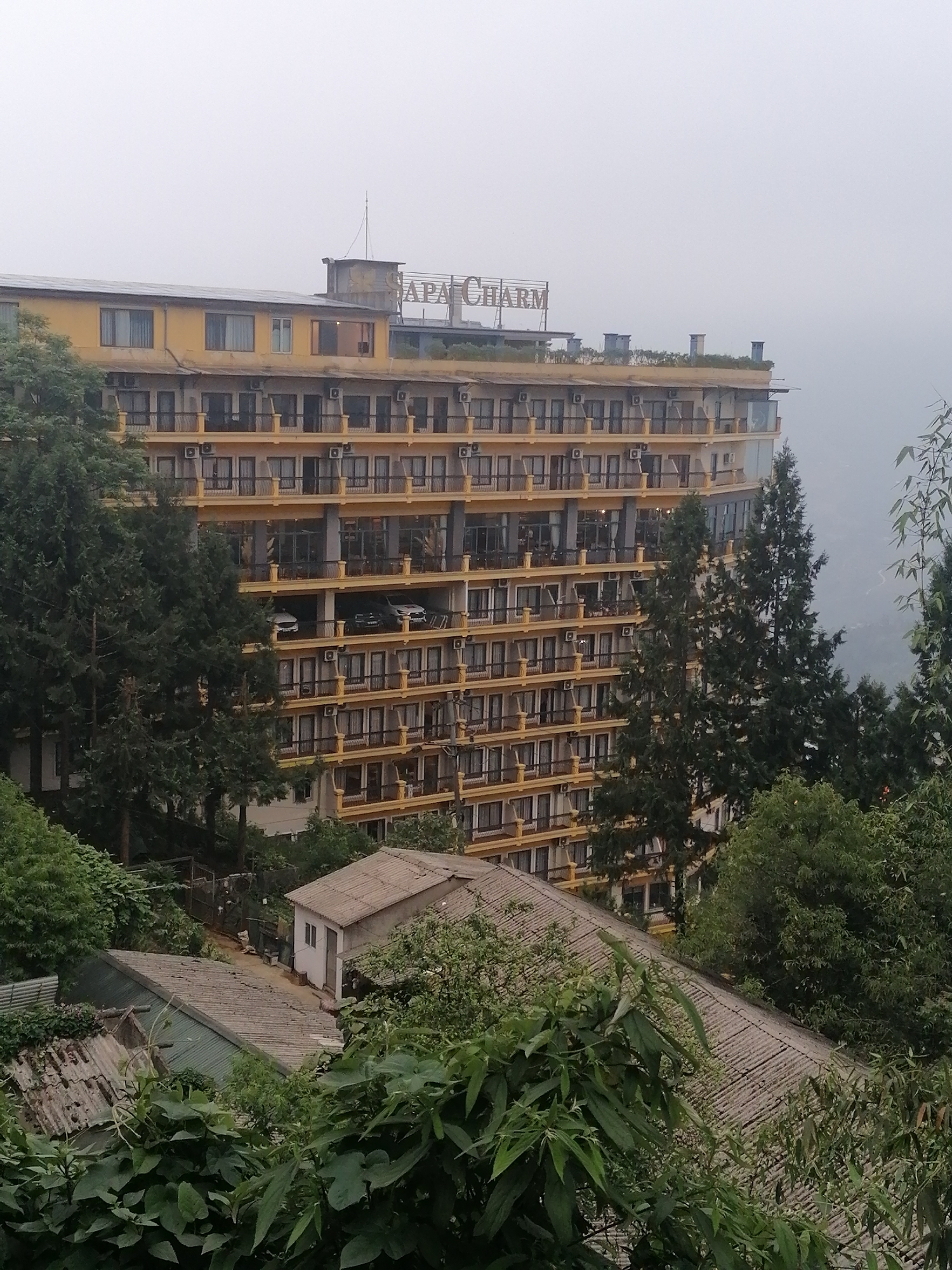 Tourist documentation of Sa Pa Ward hotels and street life