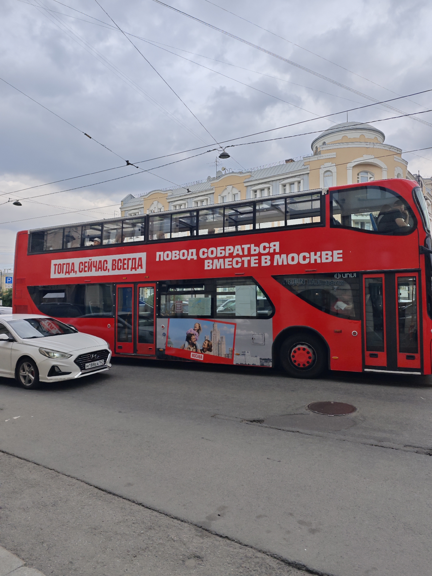 Morning street scenes documented across Saint Petersburg