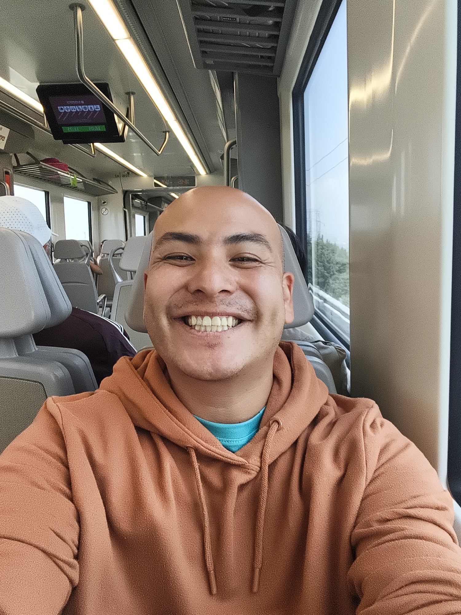 Smiling passenger spotted on Mexican train