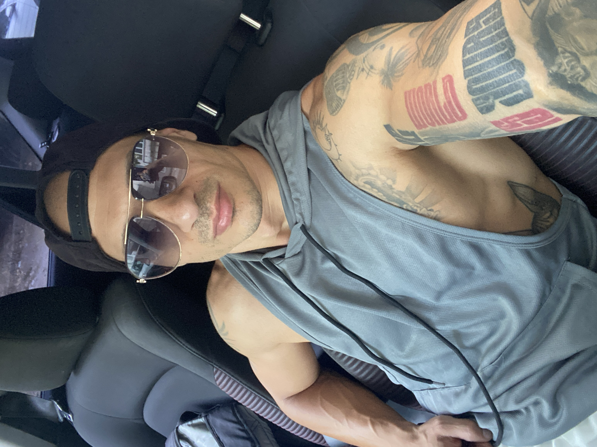 Tattooed passenger in cap and shades, Pleven car