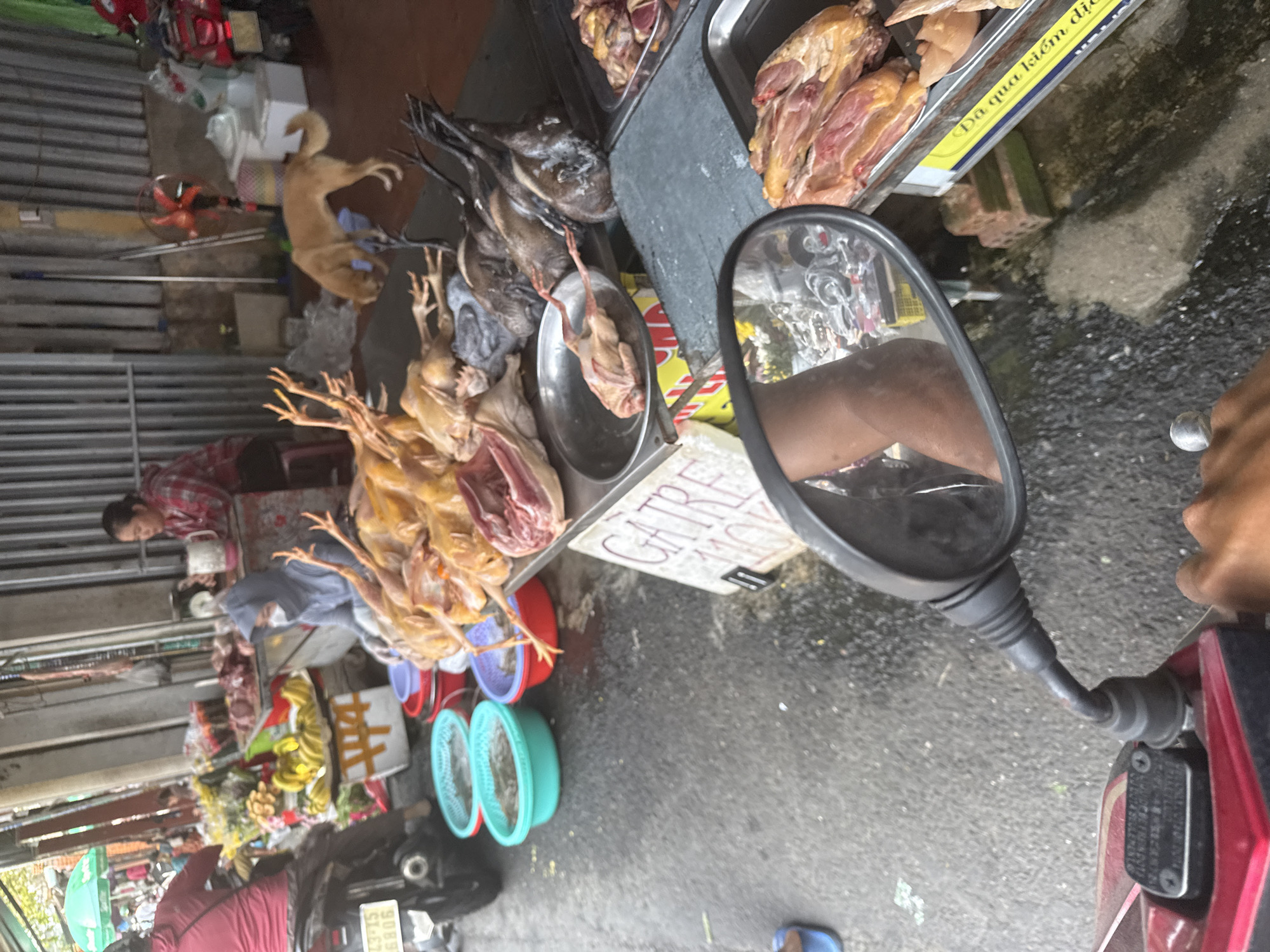 Early morning street market activity documented in Đà Nẵng