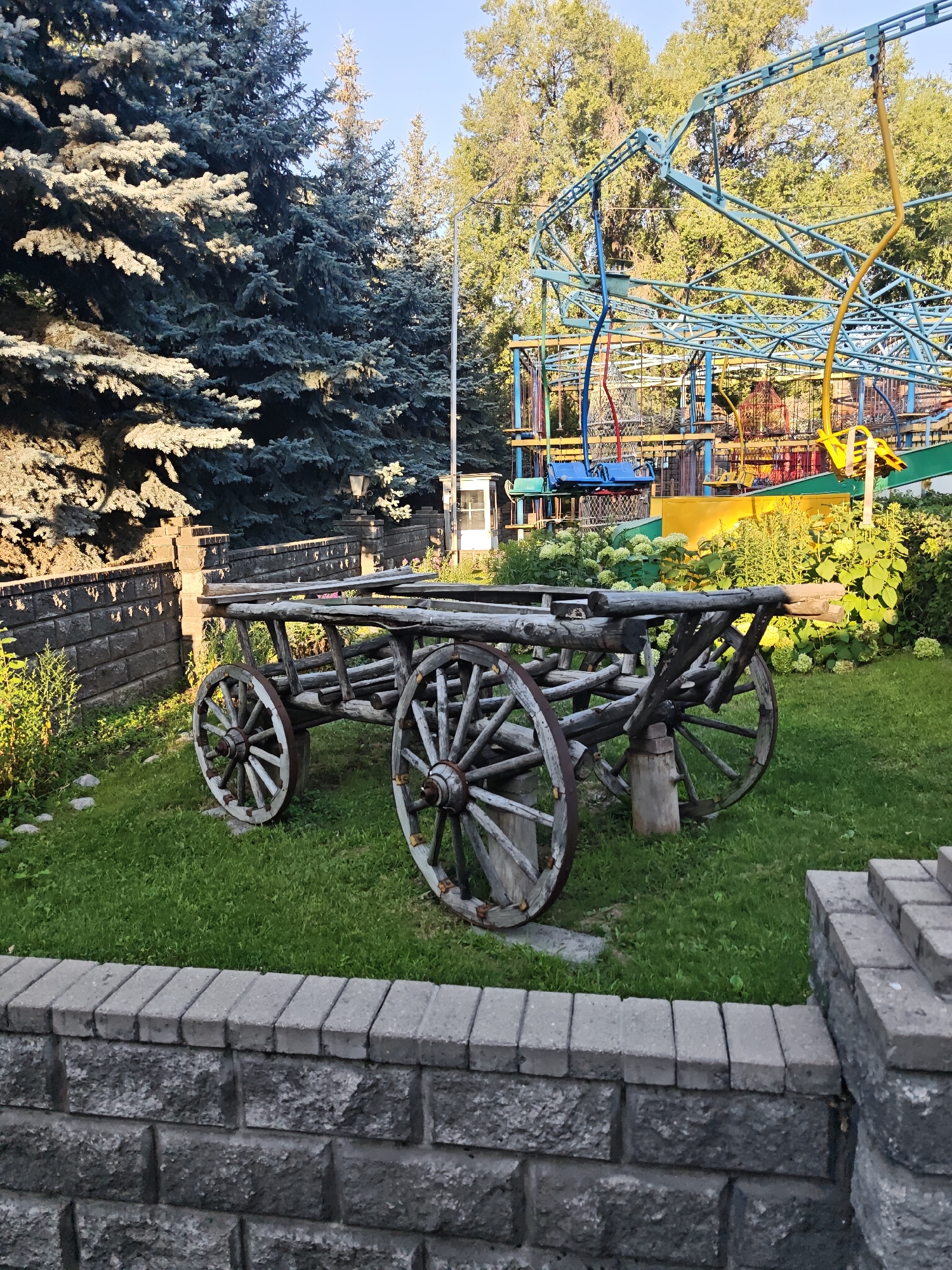 Garden details, colorful drinks, and a vintage cart on a summer afternoon