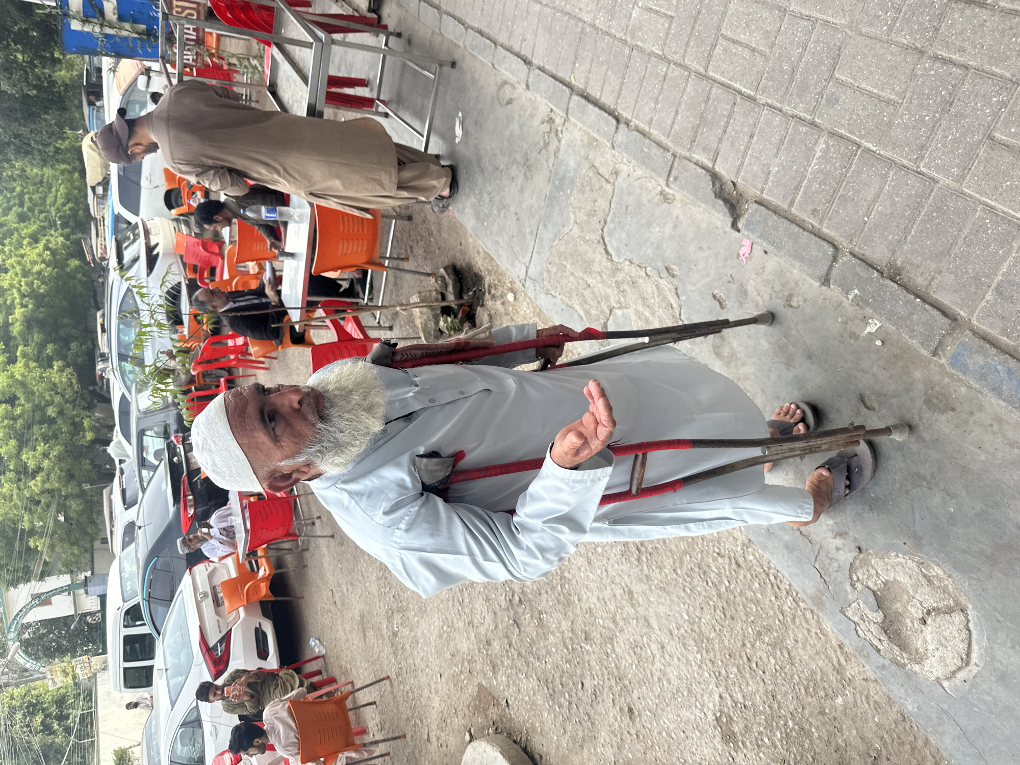 Street life in Karachi: markets, carts, and midday movement
