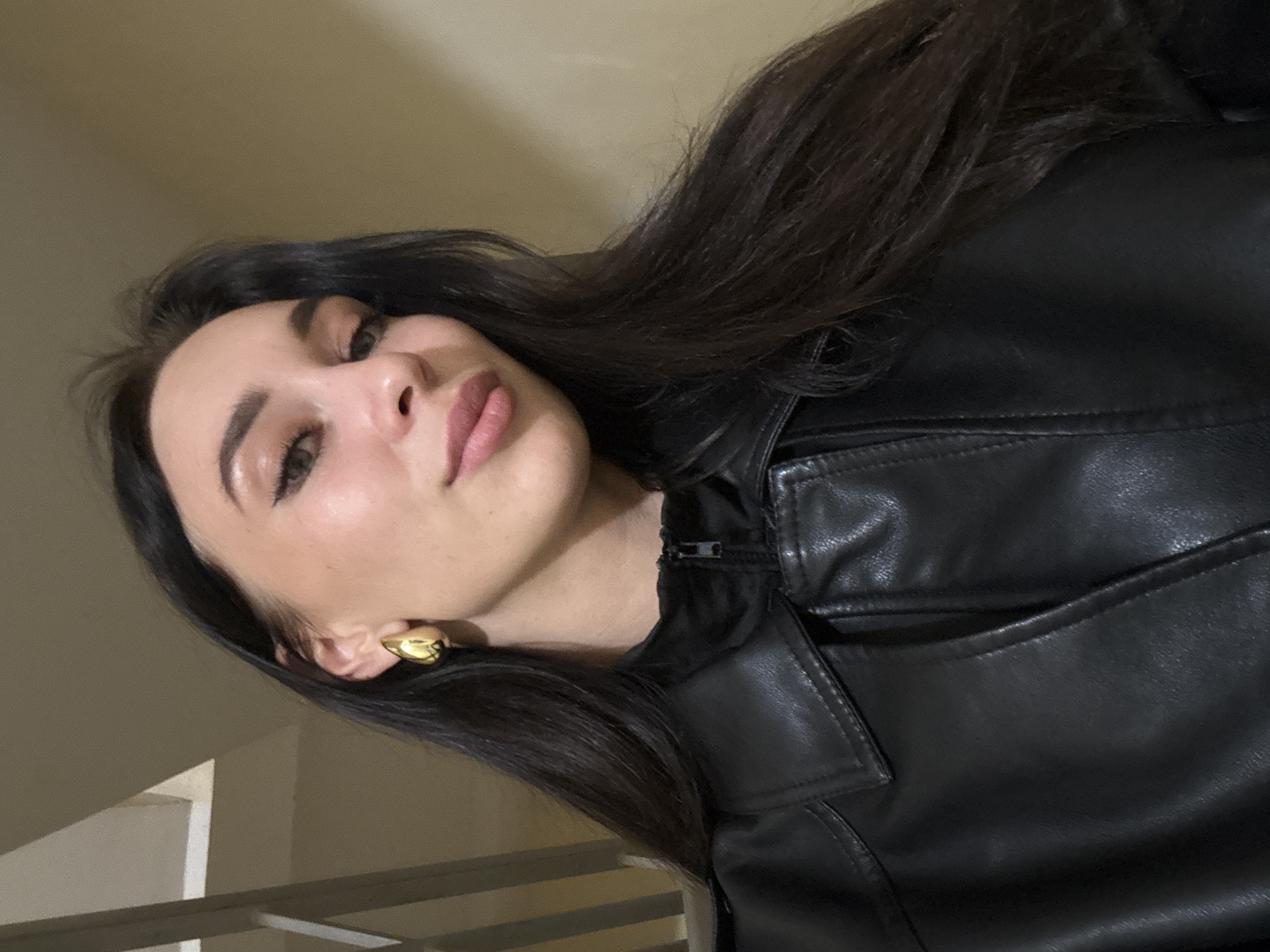 Woman in leather jacket observed in Chaikovsky, Russia