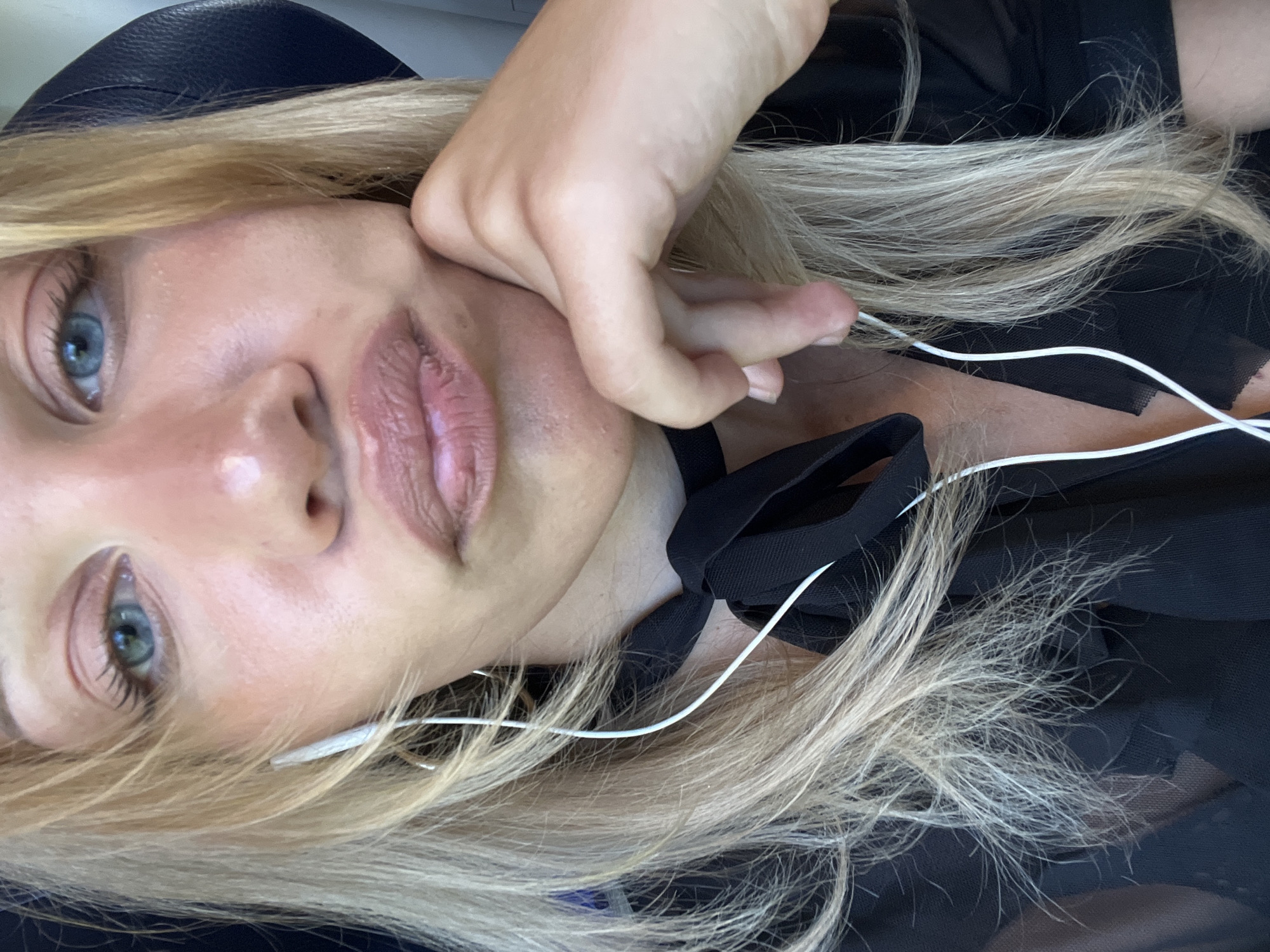 Casual portrait series in Dorfen, earbuds and leopard print