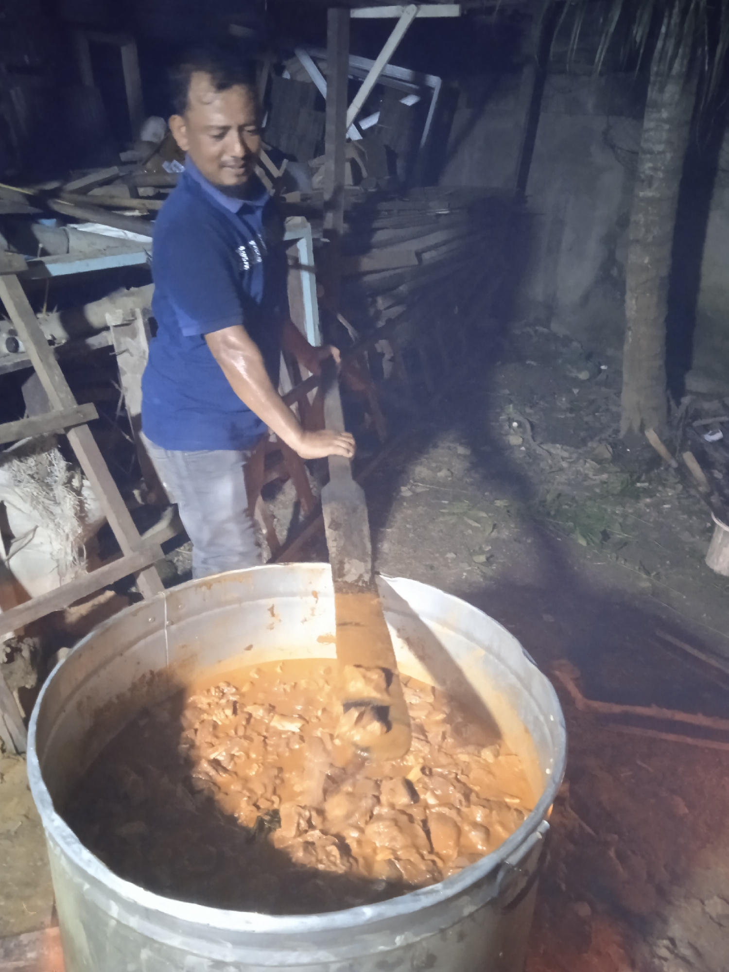 Men cook large batch stew over fires in Keudeteupinpunti