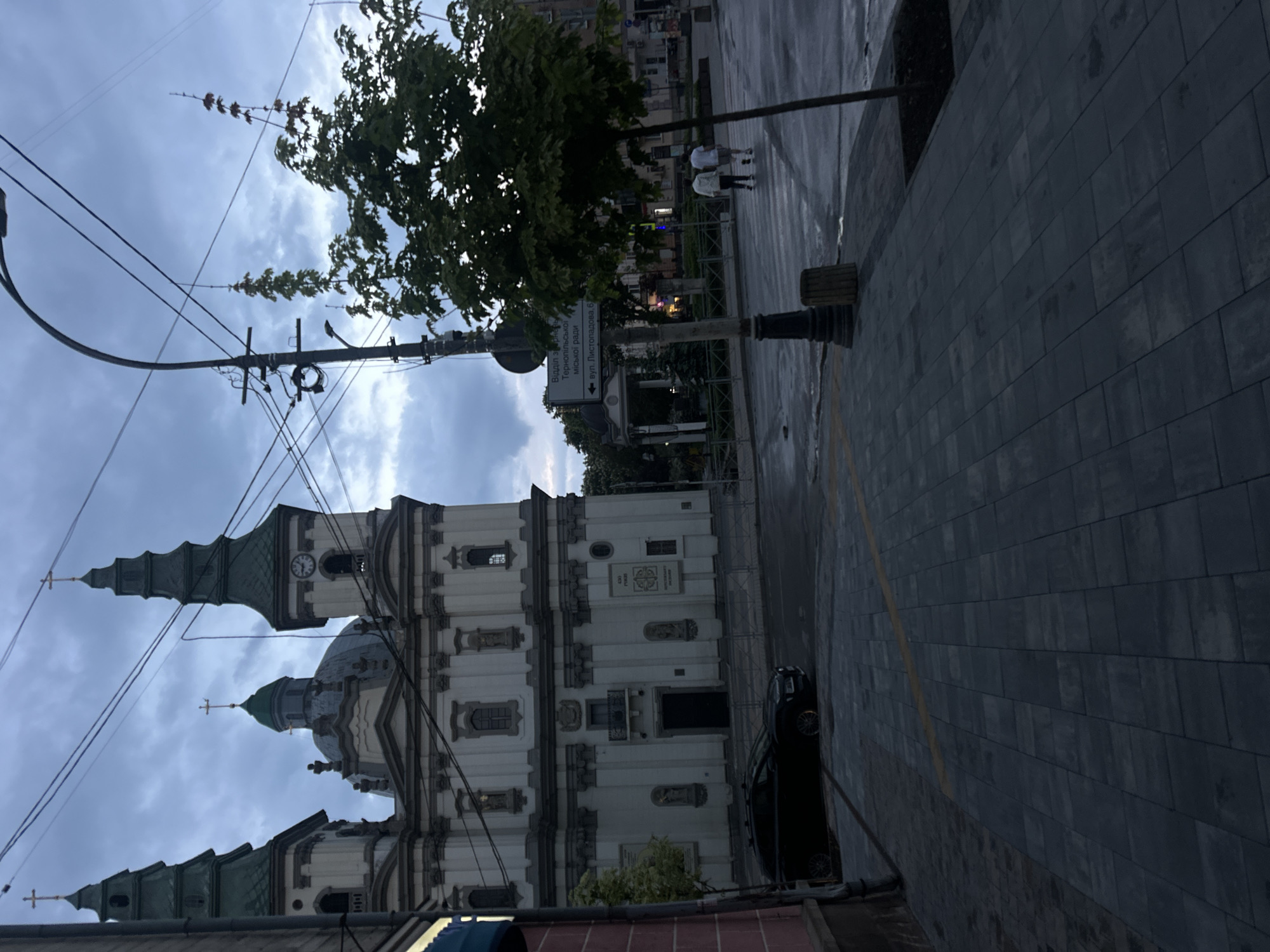 Walking tour captures Ternopil church, streets, and snails
