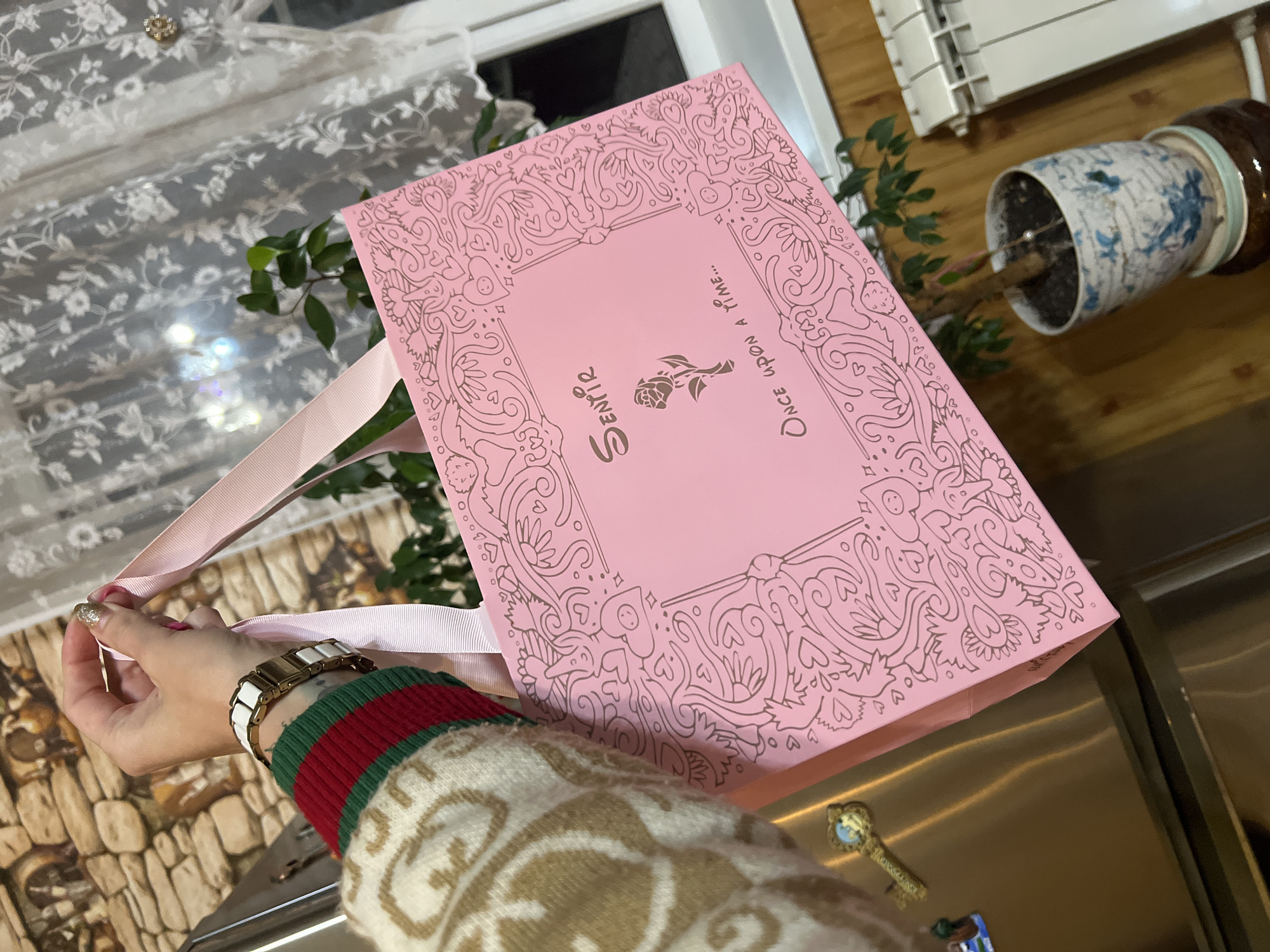 Unboxing a 'Sentir' gift set in Krasnoe-na-Volge