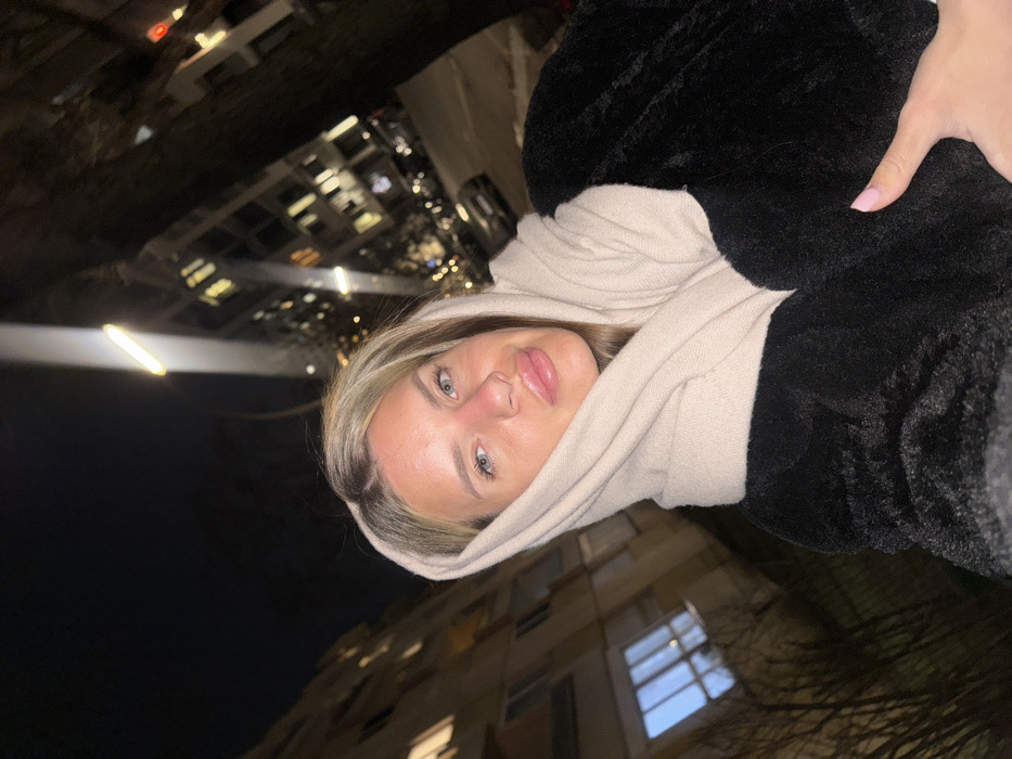 Woman documents evening in Berlin through series of selfies