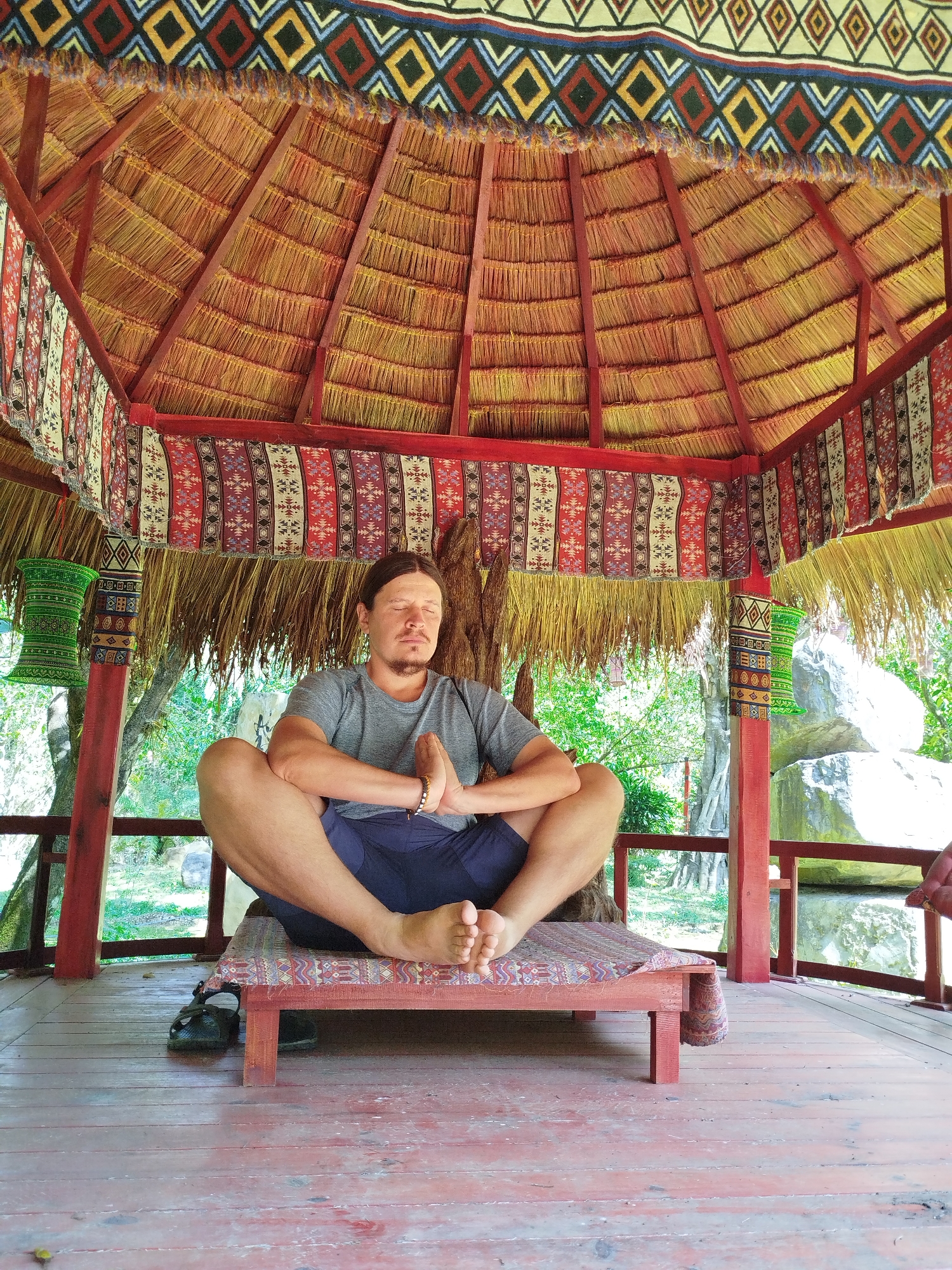 Tourist explores garden attractions in Păng Tiêng, Vietnam