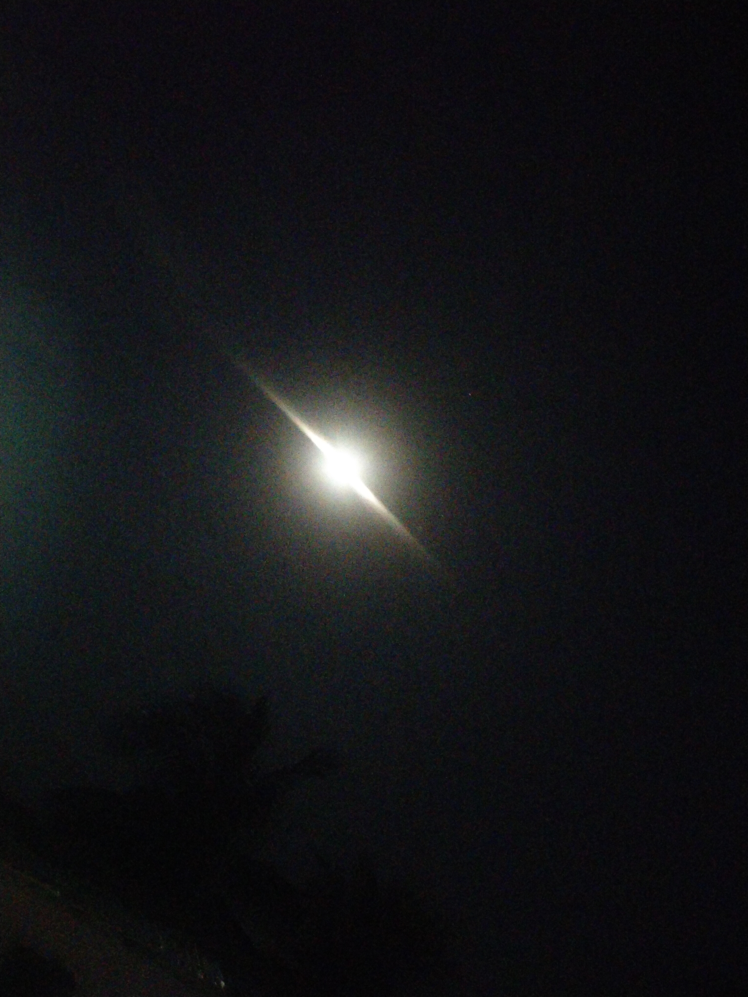 Bright light observed in night sky by witness