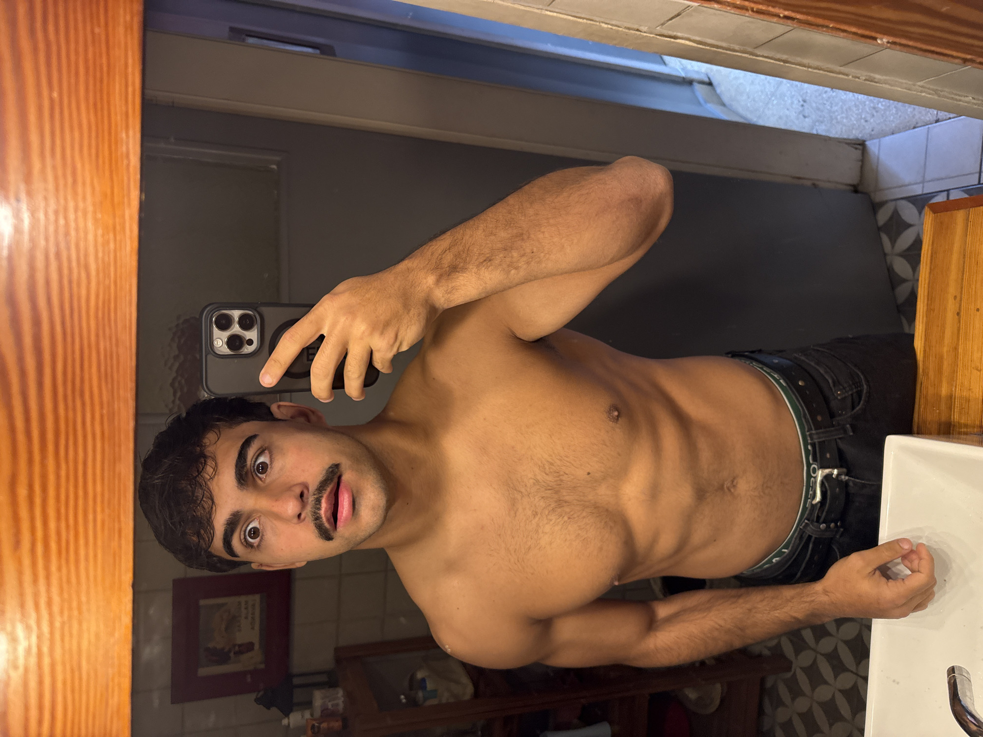 Man takes mirror selfies in Avellaneda bathroom