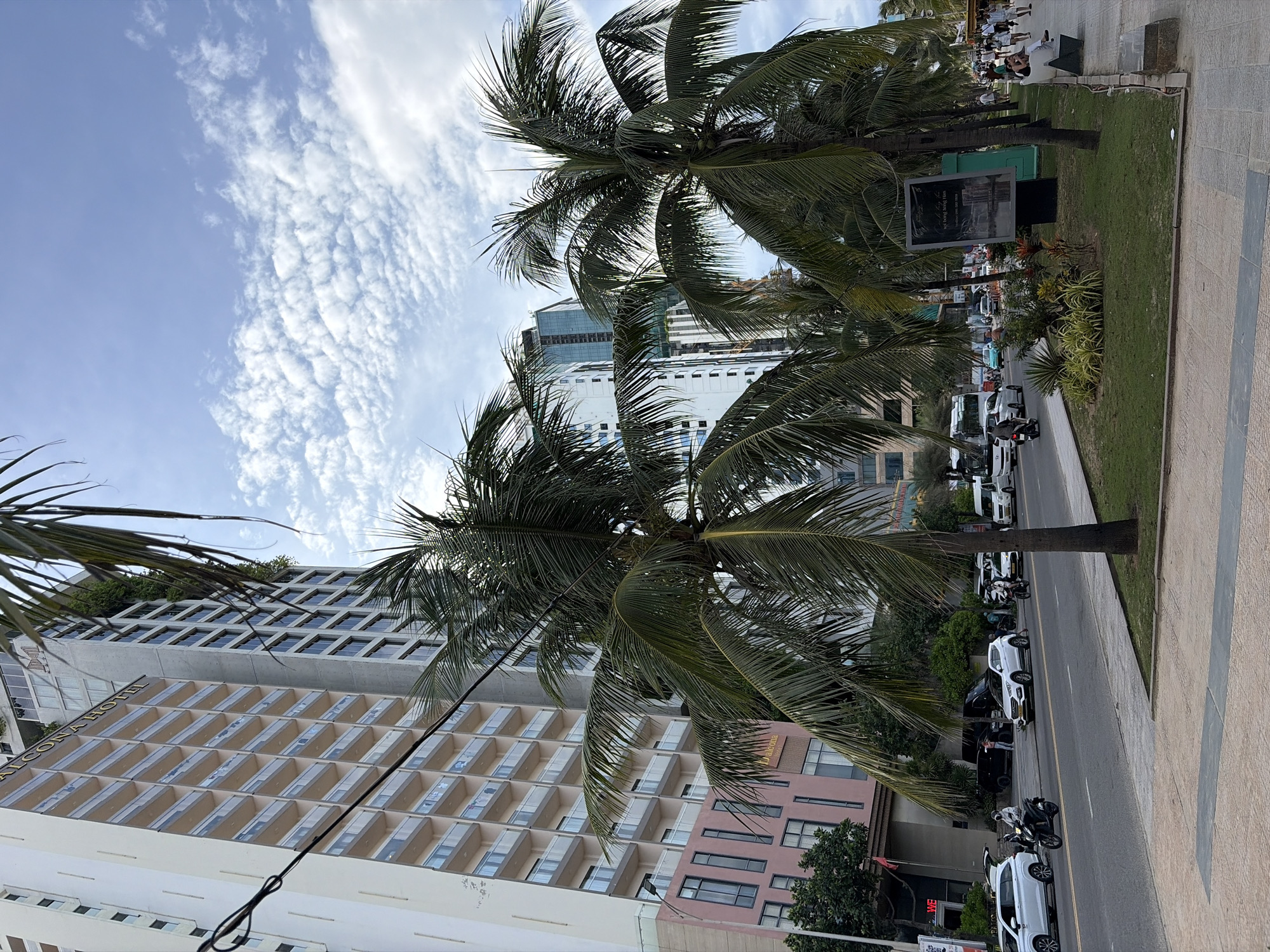 A lazy morning along Da Nang's Mỹ Khê beachfront strip
