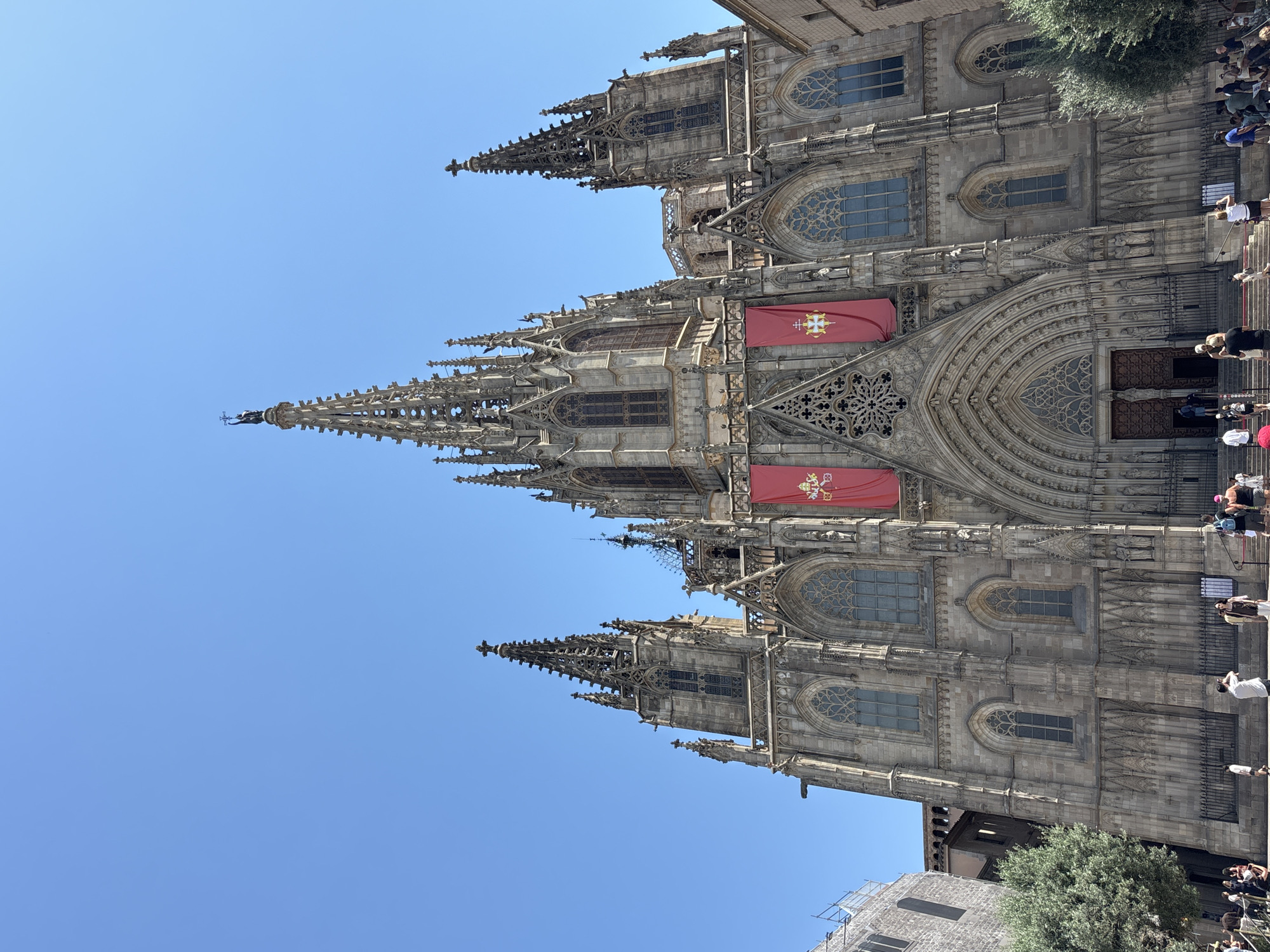 Clarinet performance and Gothic Quarter scenes in Barcelona