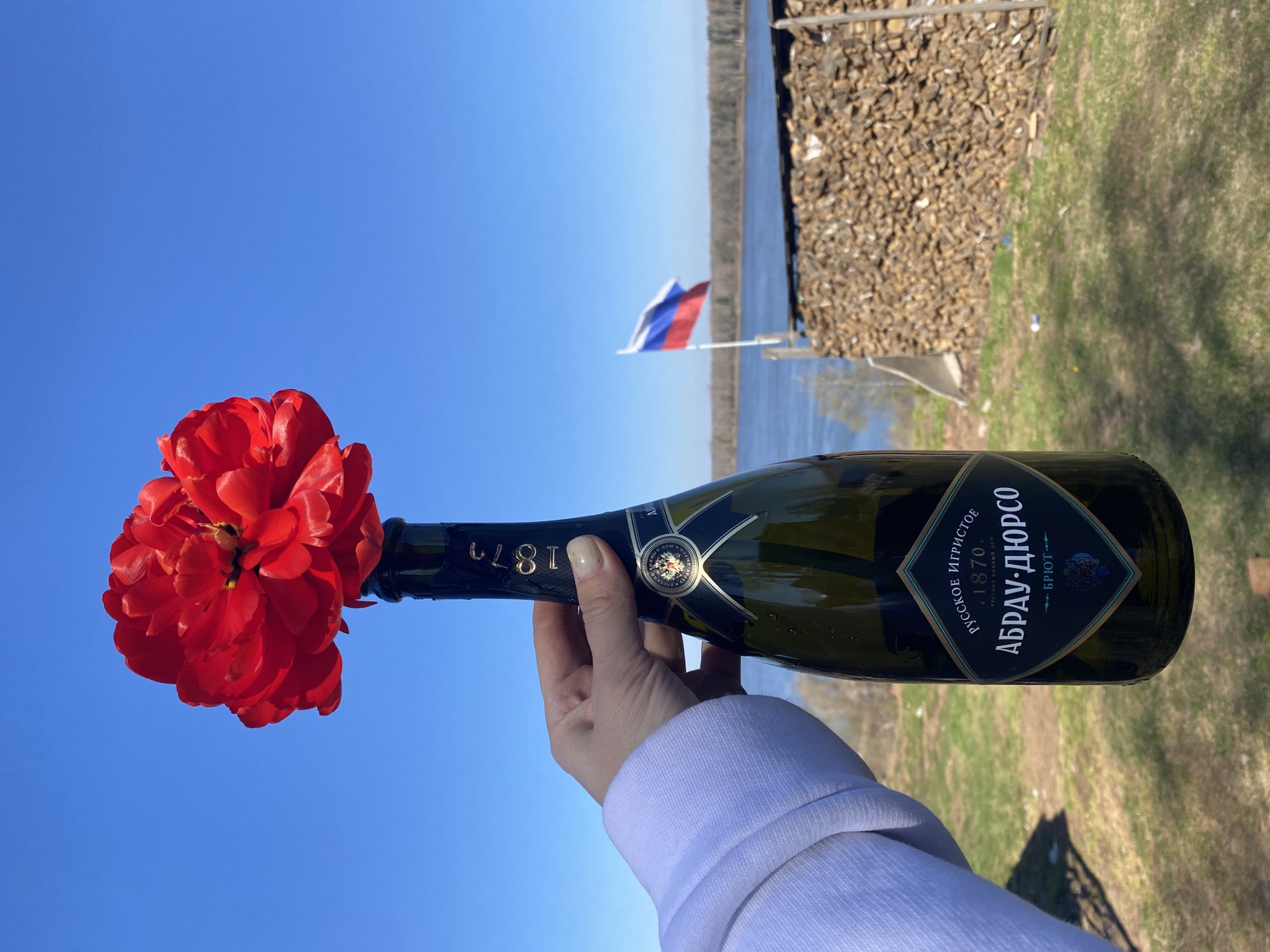 Morning scenes with red flowers and yard work in Ольховка