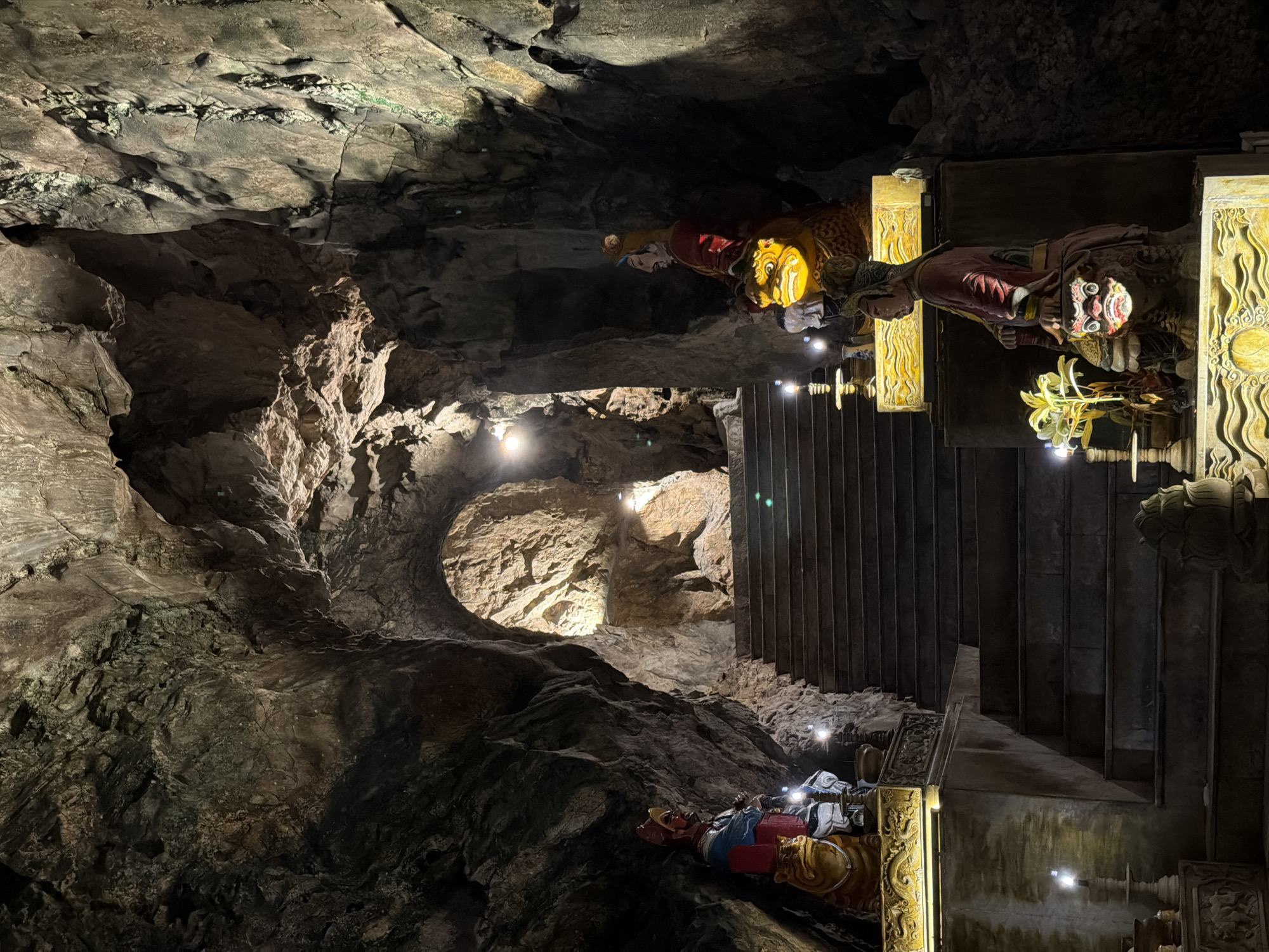 Tourist documents Marble Mountains cave temples in Đà Nẵng
