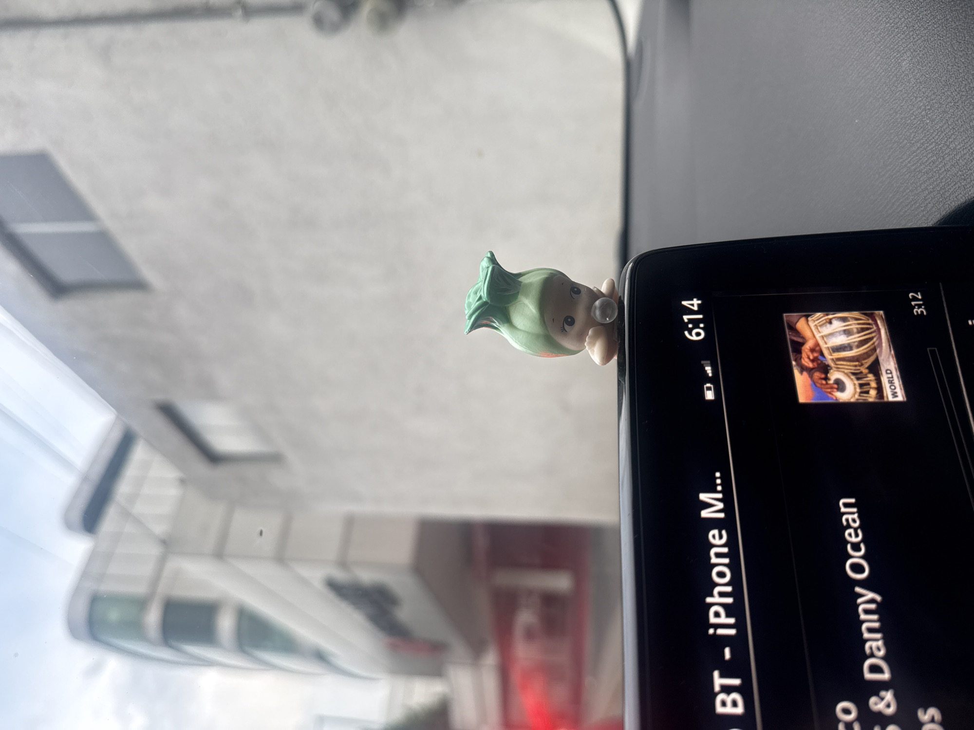 Driver uses smartphone music interface in Puebla vehicle
