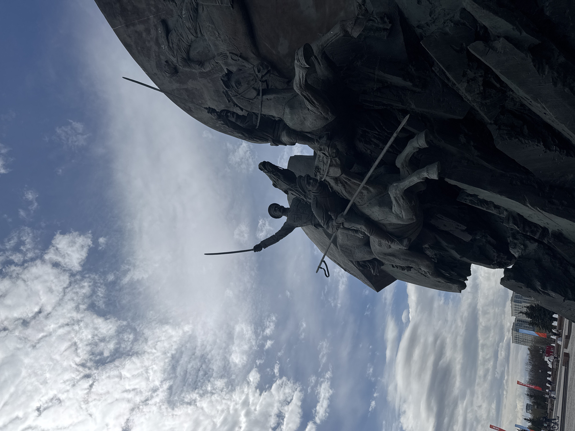 Tourist visits Victory Park monument complex in Moscow