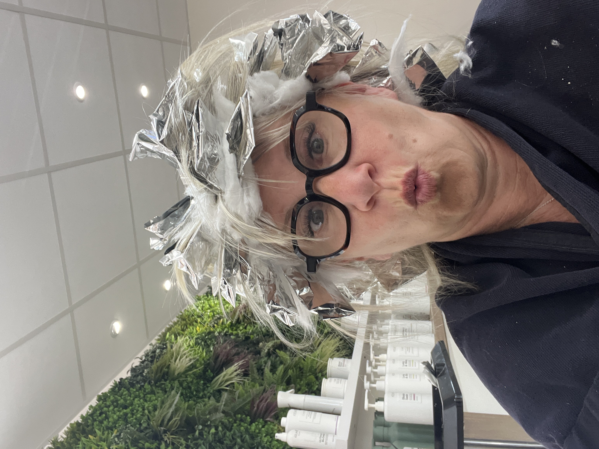 Woman documents hair salon appointment in Montrond-les-Bains