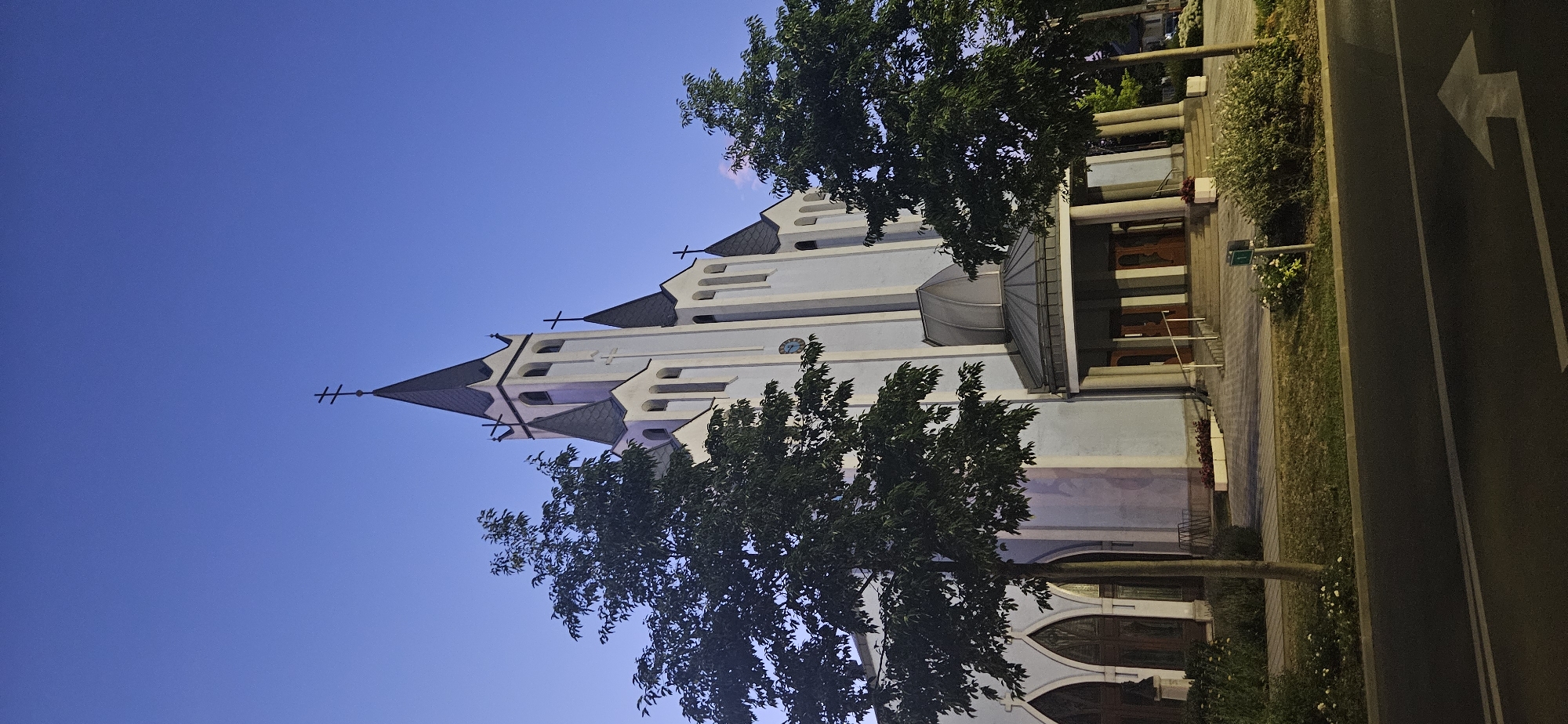 Hévíz church and street mural at dusk