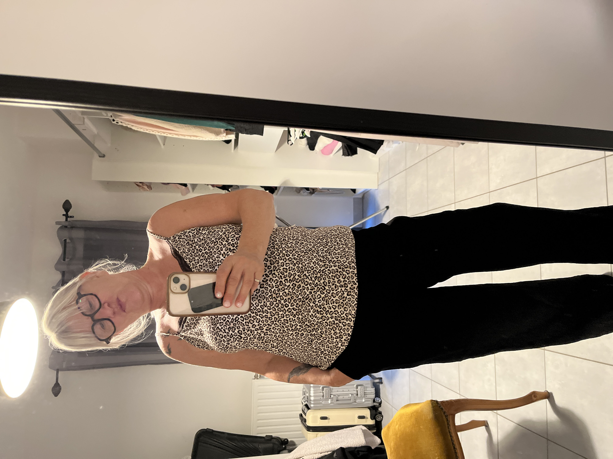 Mirror selfies during an outfit change at home in Chambœuf