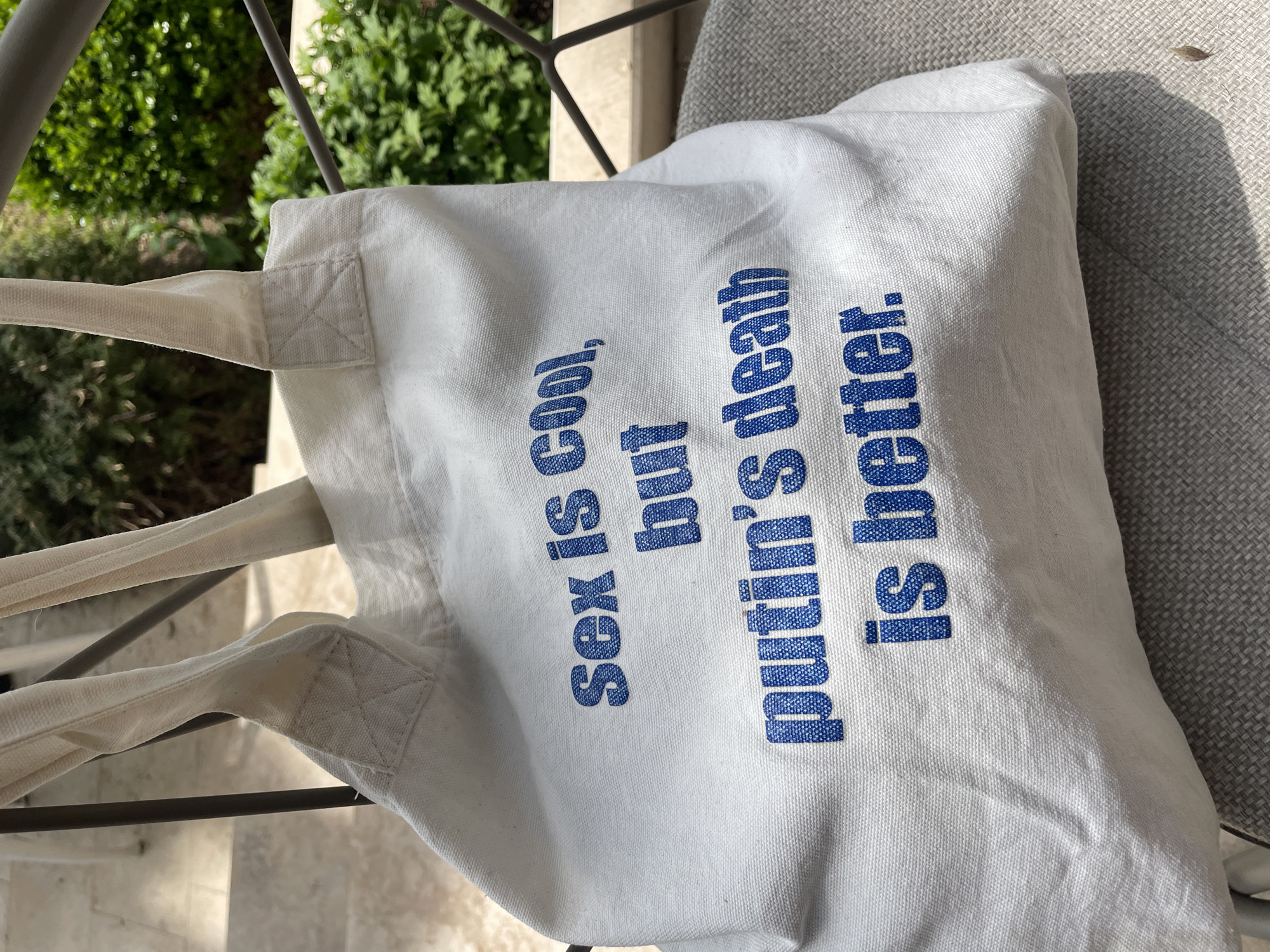 Anti-Putin message bag spotted in Montenegro coastal town