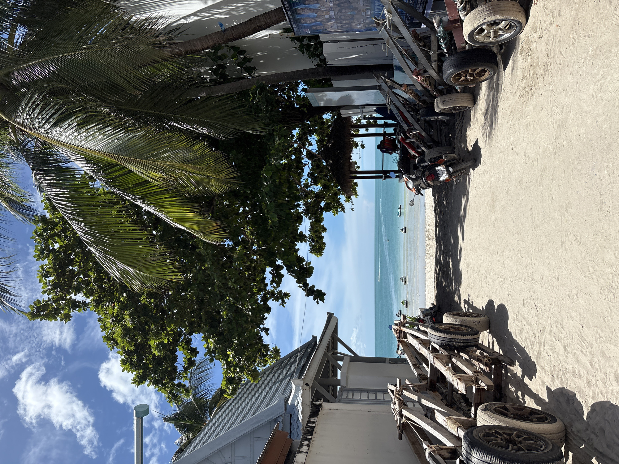 Baan Chaweng beach strip and streets, busy morning snapshot