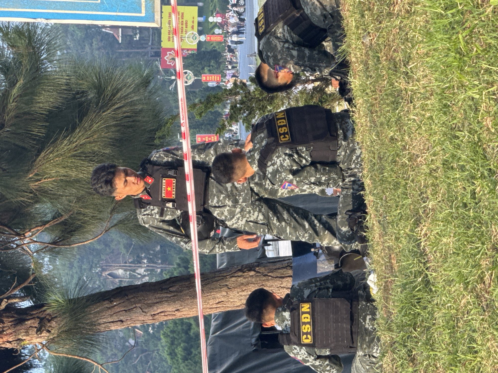 Security presence and crowds at Da Lat Flower Garden event